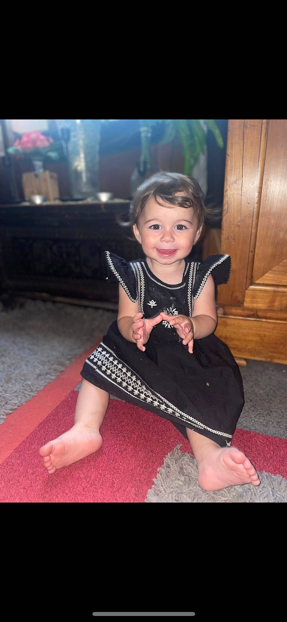 Chloé a rejoint le concours — aidez-le/la à gagner de superbes lots ! baby, baby_toddler_clothing, barefoot, child, facial_expression, flash_photography, floor, flooring, foot, fun, happy, human_leg, joy, knee, person, sitting, skin, sleeve, smile, t_shirt