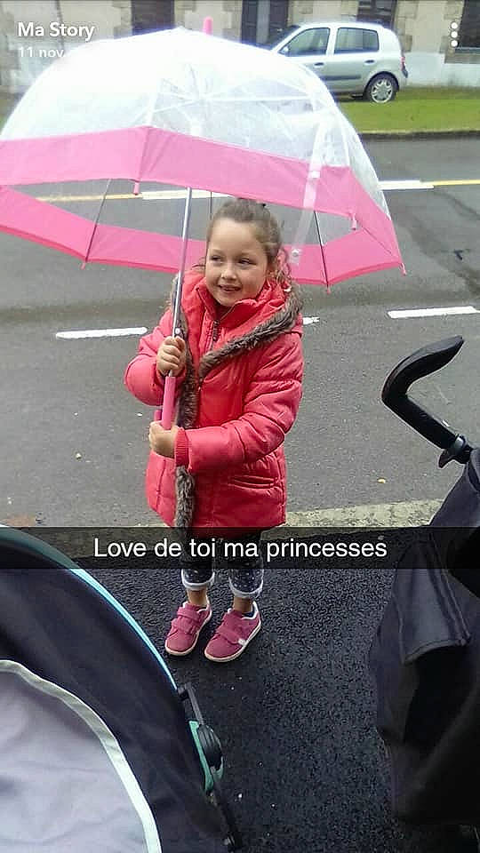 Tanicya a rejoint le concours — aidez-le/la à gagner de superbes lots ! baby_carriage, baby_products, car, child, fashion_accessory, fun, joy, person, pink, play, product, recreation, toddler, umbrella, vehicle