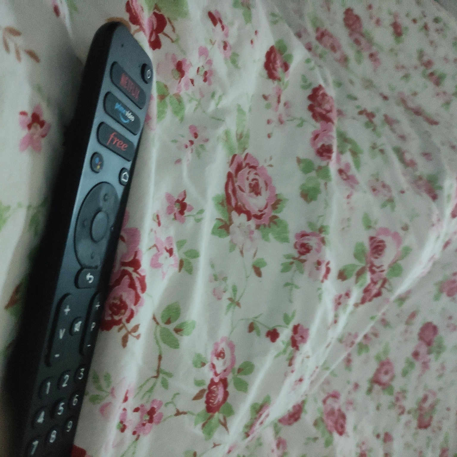 Lou participe au concours pour gagner de l'argent avec cette photo : button, collar, communication_device, design, dress_shirt, fashion_accessory, gadget, linens, magenta, mobile_phone, pattern, peach, pink, portable_communications_device, product, rectangle, sleeve, telephone, telephony, textile