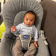 Alexandre a rejoint le concours — aidez-le/la à gagner de superbes lots ! baby, baby_chair, beige_pants, chicco, child, curious, cute, footwearless, furniture, gray, hand_wave, indoor, infant, living_room, person, portrait, seated, smiling, striped_shirt, young_child