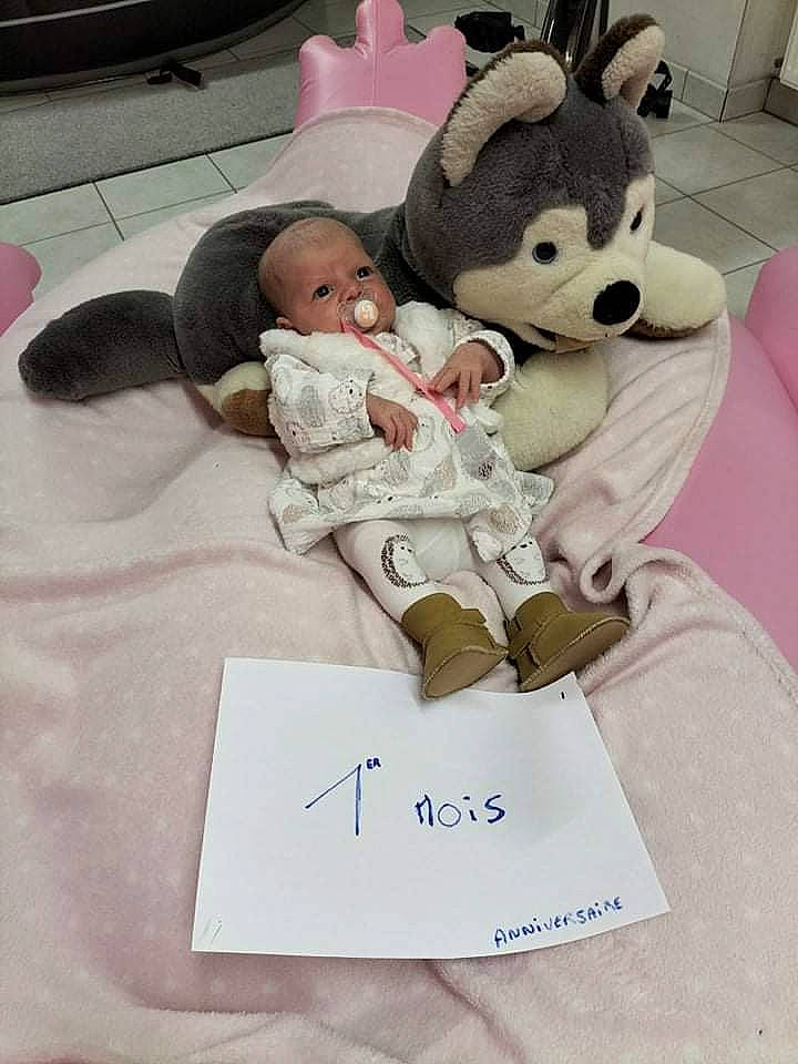 Zoé a rejoint le concours — aidez-le/la à gagner de superbes lots ! baby, baby_products, baby_toys, child, comfort, flooring, font, fur, handwriting, happy, linens, person, pink, plush, room, sitting, stuffed_toy, teddy_bear, textile, toddler