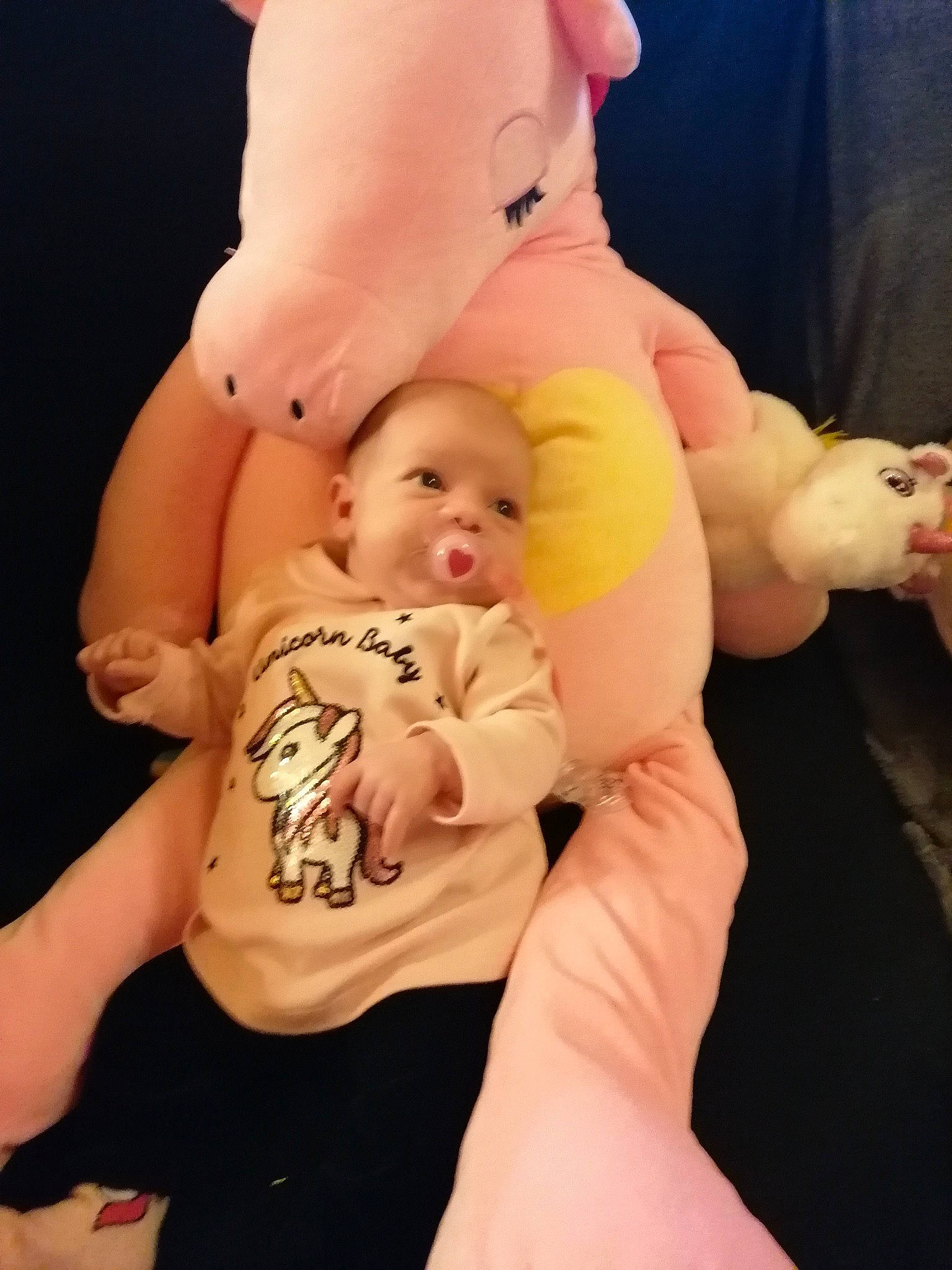 Zoé participe au concours pour gagner de l'argent avec cette photo : abdomen, arm, baby, barefoot, elbow, finger, gesture, hand, happy, head, human_body, joint, muscle, person, pink, shorts, shoulder, stomach, thigh, thumb