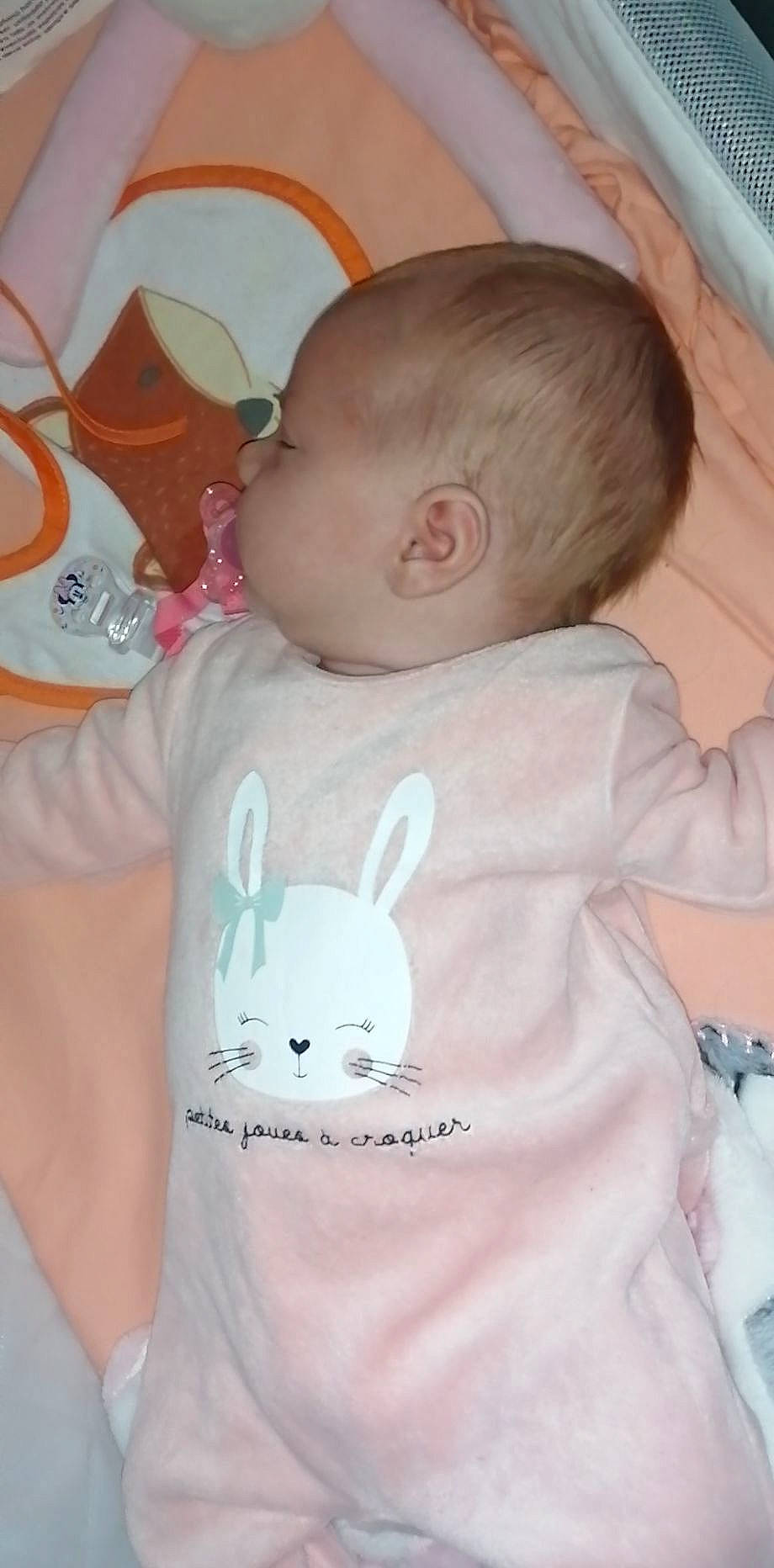 Zoé participe au concours pour gagner de l'argent avec cette photo : baby, baby_products, baby_toddler_clothing, cheek, child, comfort, finger, happy, head, iris, nose, organ, person, pink, product, skin, sleeve, t_shirt, textile, toddler