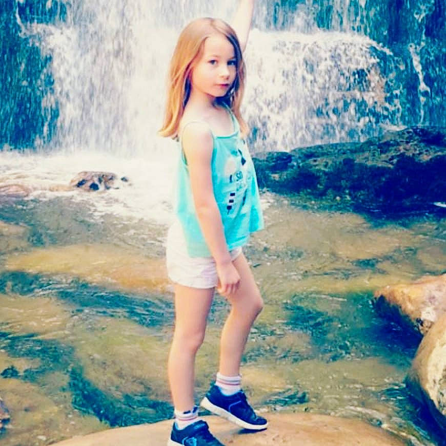 Lexy a rejoint le concours — aidez-le/la à gagner de superbes lots ! aqua, azure, blue, body_of_water, flash_photography, green, hairstyle, happy, landscape, leisure, natural_landscape, nature, people_in_nature, person, photograph, street_fashion, summer, water, water_resources, waterfall