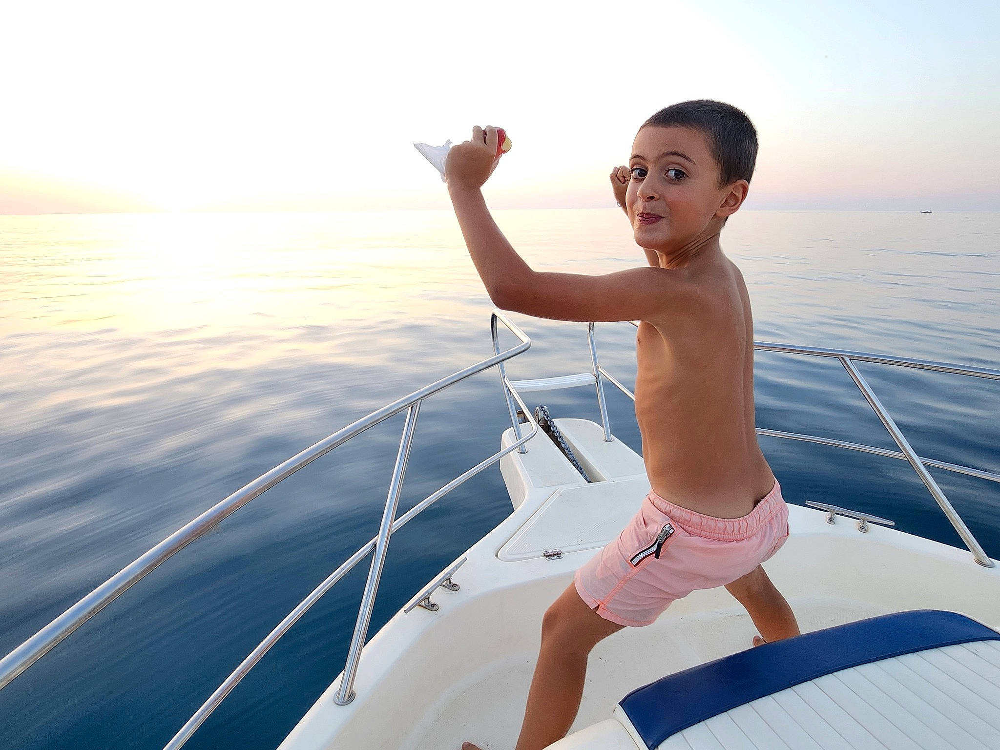 Lorenzo participe au concours pour gagner de l'argent avec cette photo : boat, boats_and_boating_equipment_and_supplies, elbow, fun, happy, human_body, lake, leisure, naval_architecture, person, recreation, sailboat, ship, shorts, sky, summer, travel, vehicle, water, watercraft