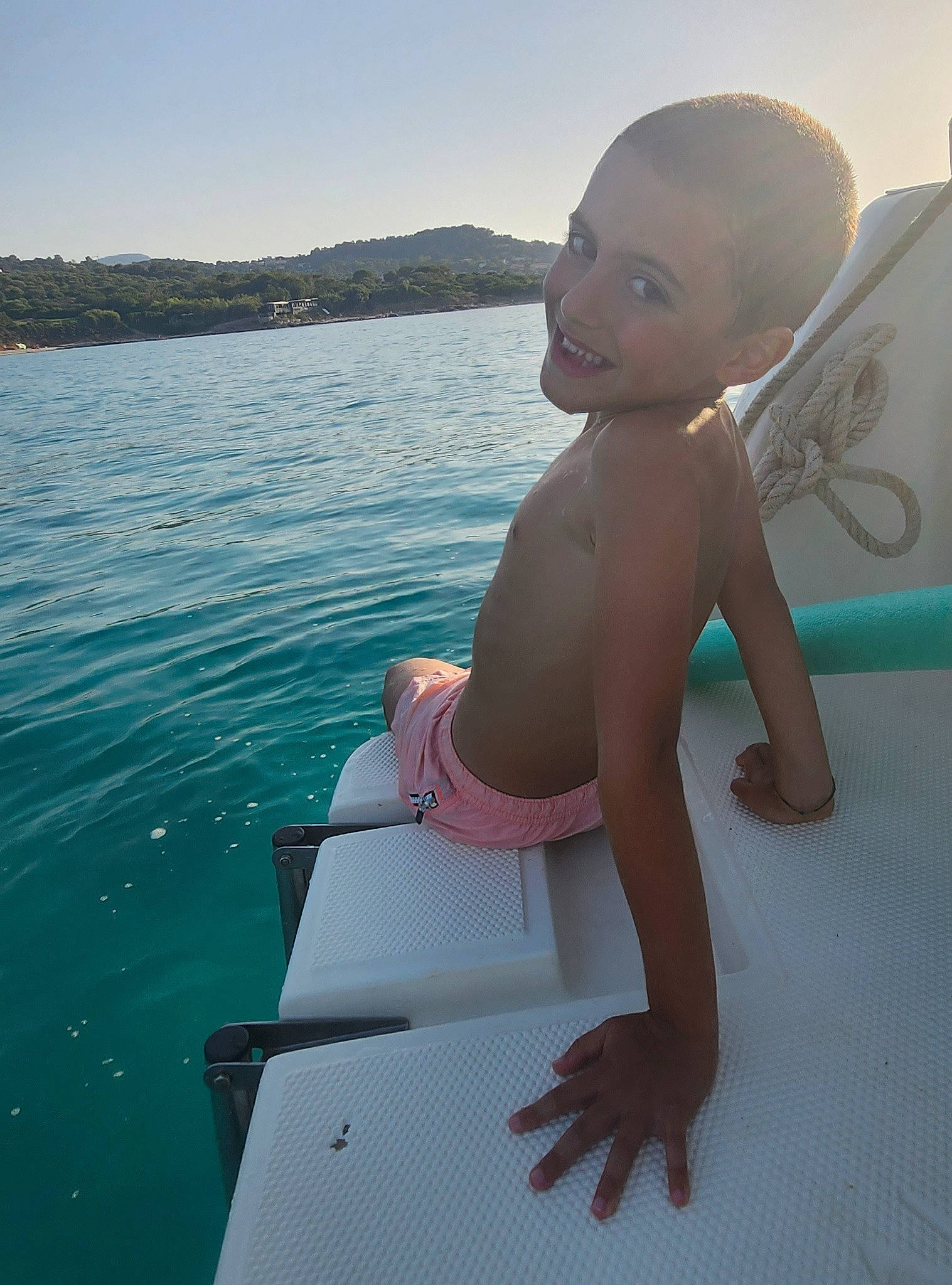 Lorenzo a rejoint le concours — aidez-le/la à gagner de superbes lots ! azure, baby, barechested, barefoot, bathing, beauty, elbow, fun, happy, human_leg, joy, lake, leisure, person, recreation, sitting, sky, thigh, toddler, vacation