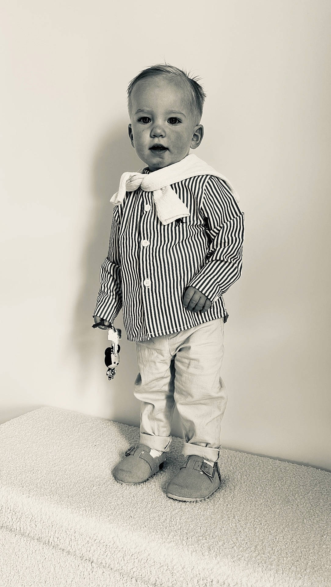 Eyden a rejoint le concours — aidez-le/la à gagner de superbes lots ! black_and_white, child, cute, fashion, hair, indoor, keychain, monochrome, pants, person, platform, portrait, shoes, smiling, standing, striped_shirt, sweater, toddler, toy, young_child