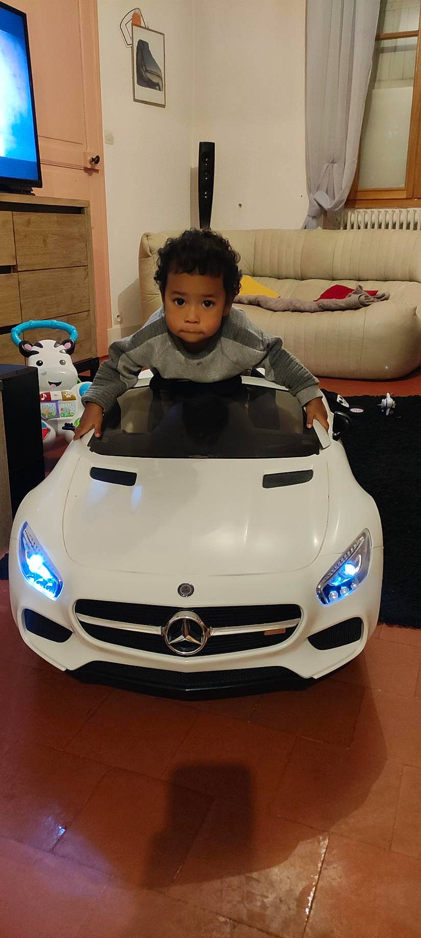 Naïm a rejoint le concours — aidez-le/la à gagner de superbes lots ! automotive_design, automotive_exterior, automotive_lighting, automotive_wheel_system, blue, bumper, car, couch, grille, headlamp, hood, kit_car, motor_vehicle, person, personal_luxury_car, photograph, tire, vehicle, wheel, white