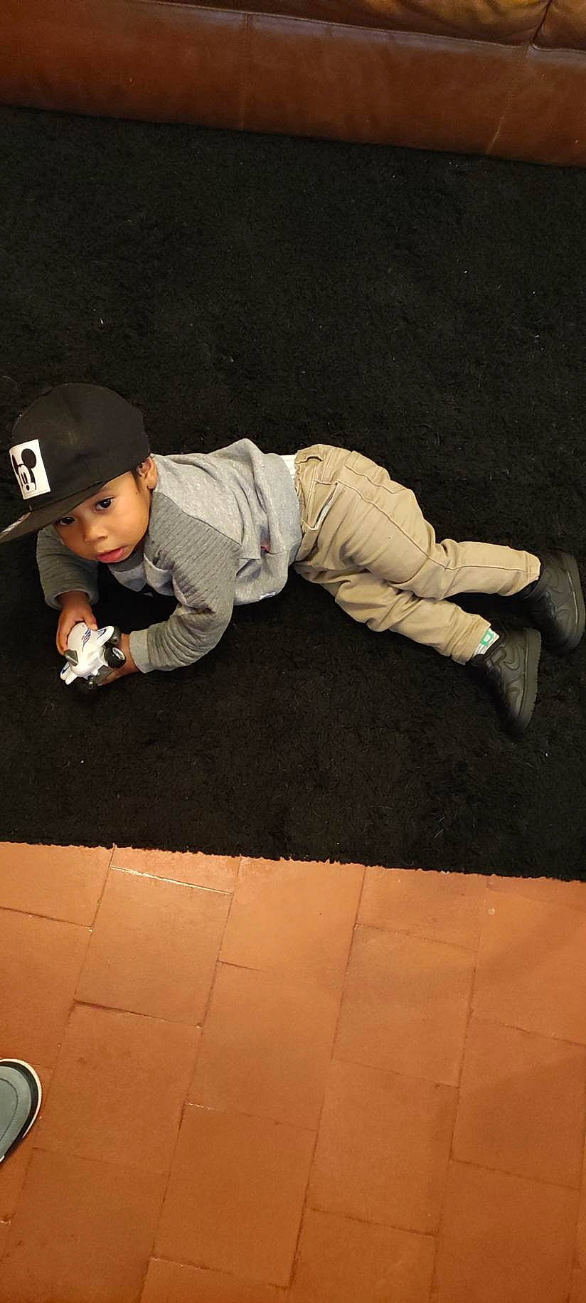 Naïm a rejoint le concours — aidez-le/la à gagner de superbes lots ! asphalt, baseball_cap, cap, child, concrete, elbow, flash_photography, flooring, font, hat, headgear, headwear, knee, person, recreation, road_surface, sitting, sleeve, sports_gear, sportswear