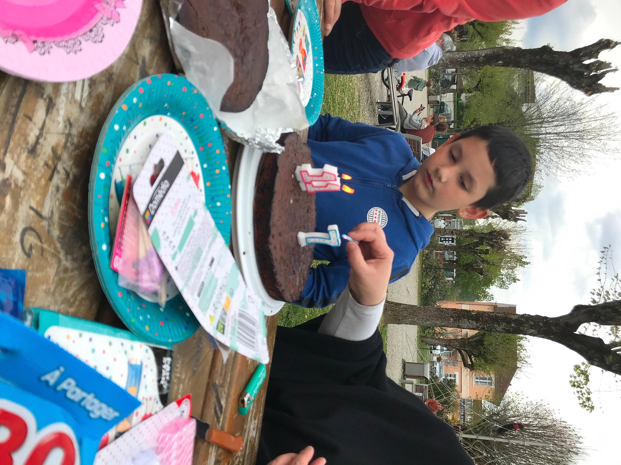 Jordan a rejoint le concours — aidez-le/la à gagner de superbes lots ! cap, child, drum, event, fun, happy, hat, headgear, idiophone, leisure, membranophone, person, plant, public_event, recreation, sky, sun_hat, t_shirt, tree, water