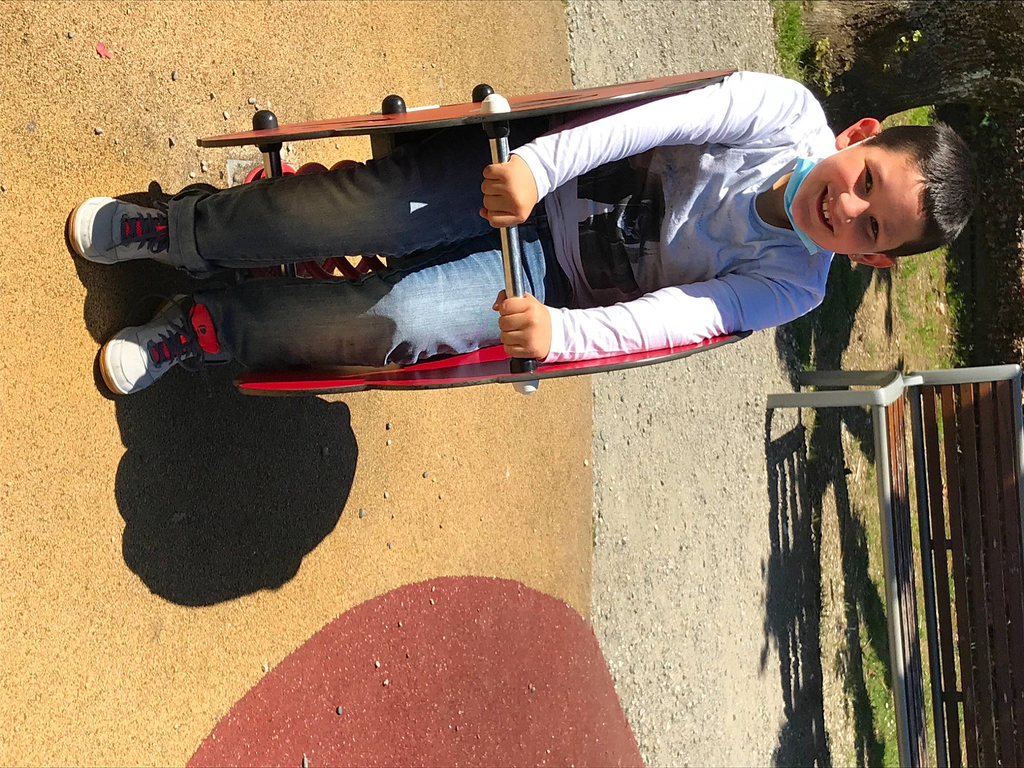 Jordan a rejoint le concours — aidez-le/la à gagner de superbes lots ! asphalt, automotive_tire, boot, carmine, fence, fun, joy, landscape, leisure, person, personal_protective_equipment, recreation, shadow, sitting, smile, soil, t_shirt, travel, walking_shoe