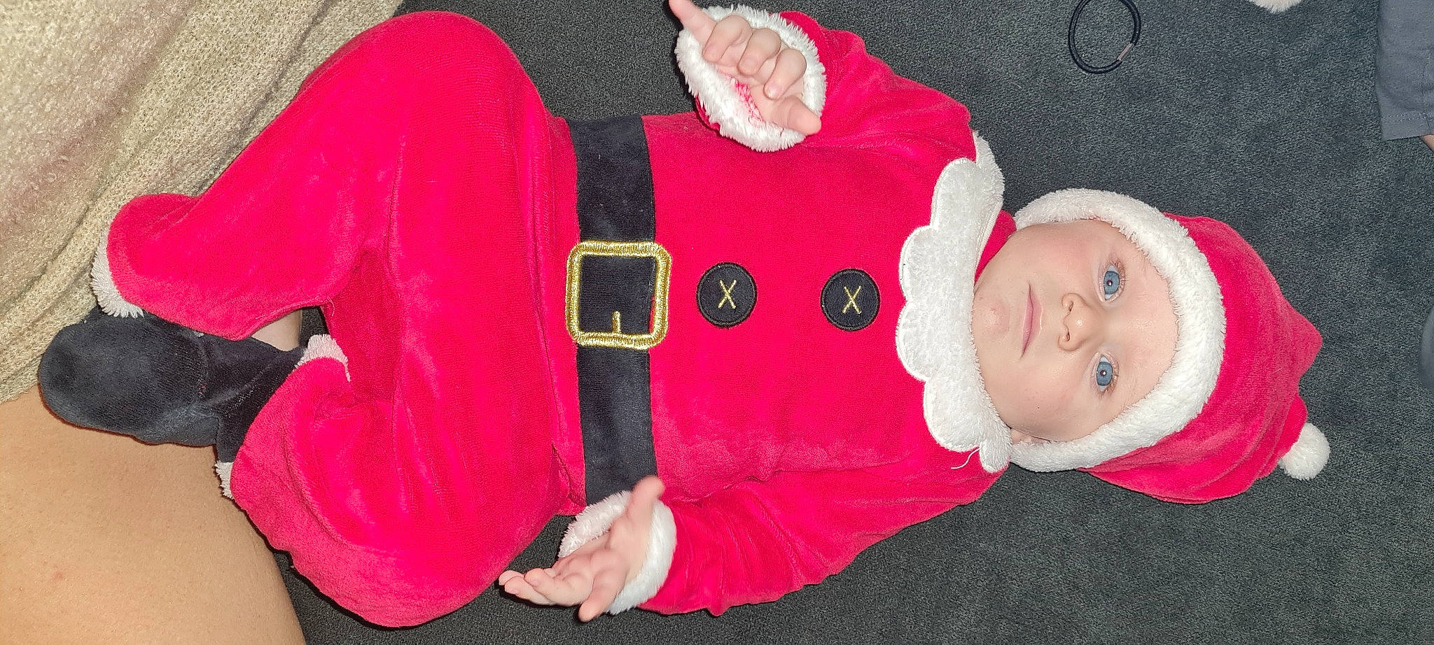 Tom a rejoint le concours — aidez-le/la à gagner de superbes lots ! baby, baby_toddler_clothing, carmine, child, fictional_character, fun, fur, gesture, hand, hat, headwear, magenta, person, pink, plush, santa_claus, sleeve, sportswear, stuffed_toy, thumb