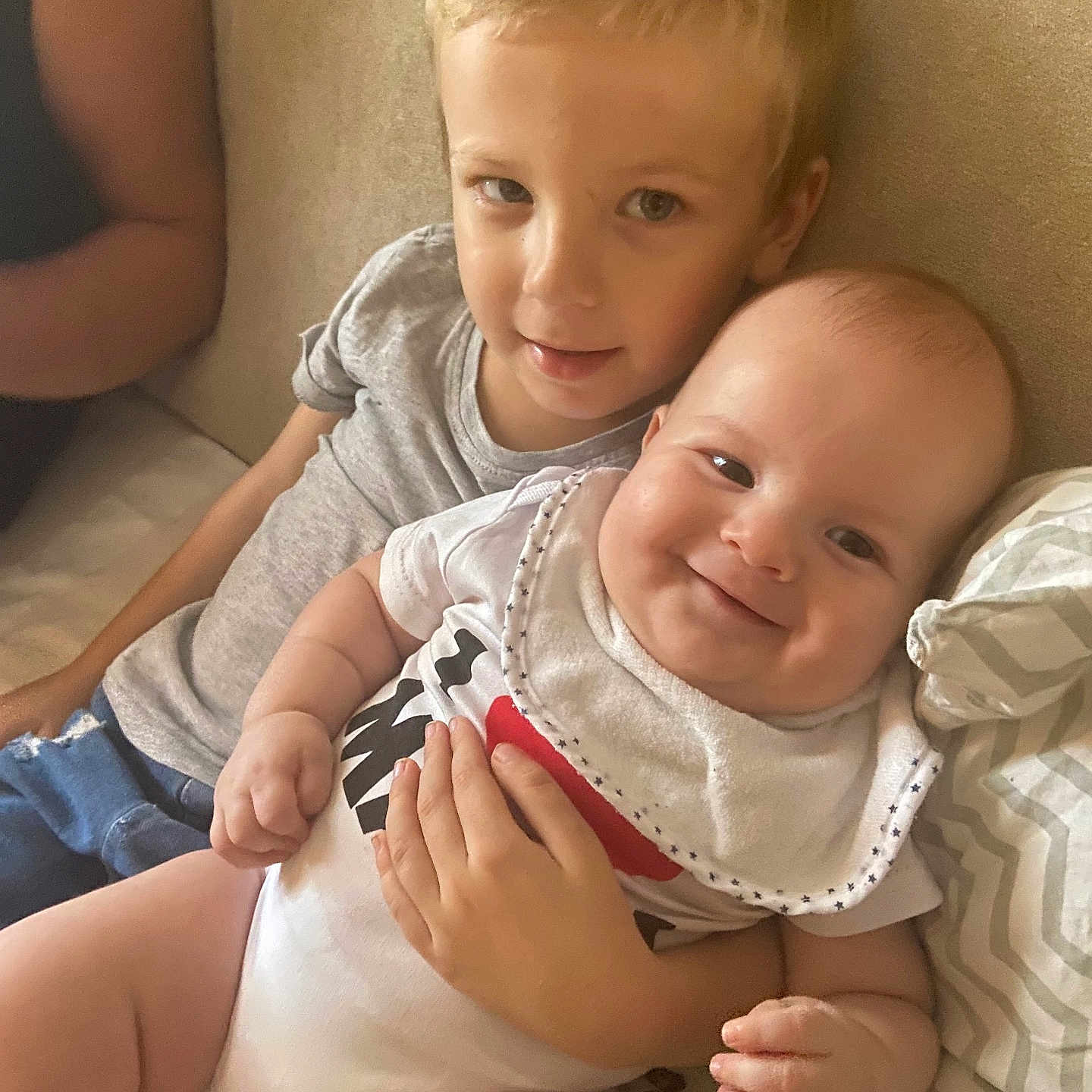 Gabriel participe au concours pour gagner de l'argent avec cette photo : baby, casual, child, closeup, clothing, couch, cute, family, happy, holding, home, indoor, infant, love, portrait, relaxing, siblings, smile, toddler, together