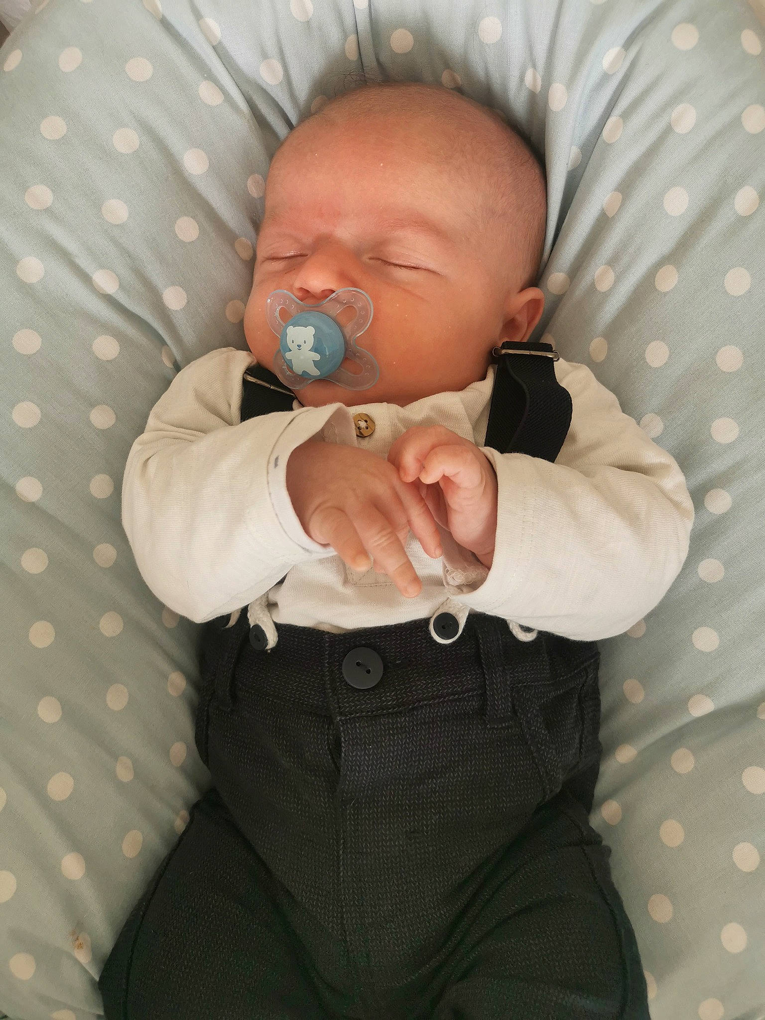 Roméo participe au concours pour gagner de l'argent avec cette photo : baby, baby_products, baby_sleeping, baby_toddler_clothing, bedtime, cheek, child, collar, comfort, finger, gesture, linens, nail, nose, pattern, person, sitting, skin, sleeve, thumb