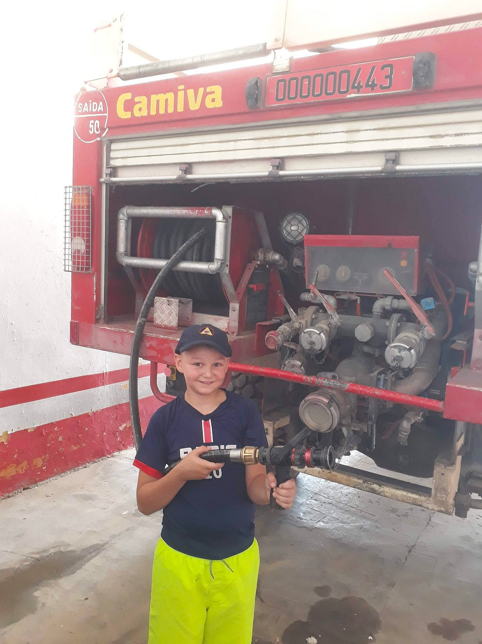 Adem a rejoint le concours — aidez-le/la à gagner de superbes lots ! asphalt, auto_part, automotive_exterior, automotive_tire, bumper, commercial_vehicle, emergency_vehicle, engineering, fire_apparatus, fire_department, gas, headwear, joy, motor_vehicle, person, service, shorts, smile, tire, truck