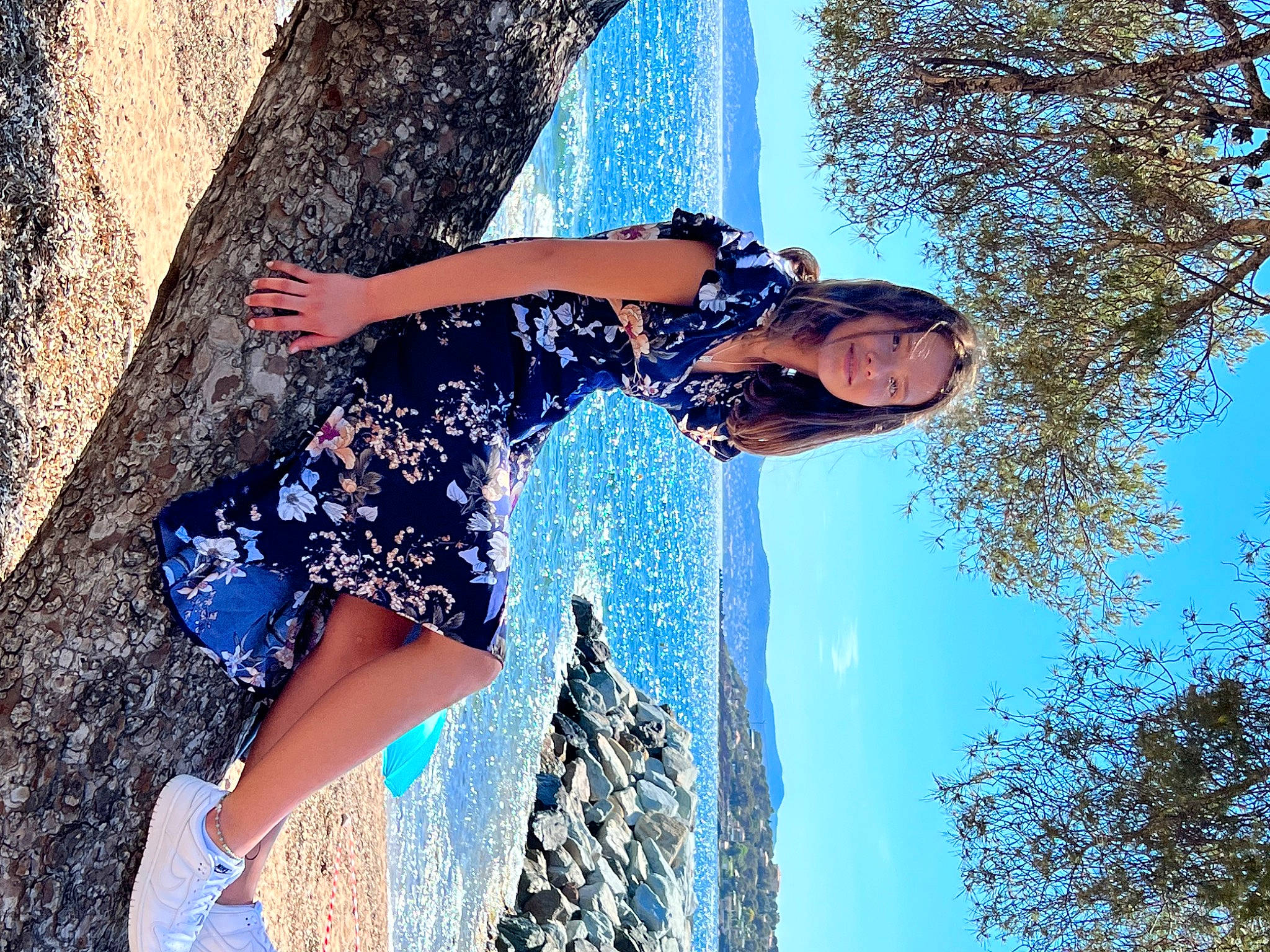 Leane a rejoint le concours — aidez-le/la à gagner de superbes lots ! azure, blue, cool, daytime, eyewear, flash_photography, fun, happy, joy, leisure, people_in_nature, person, shoulder, sky, smile, sunlight, thigh, tree, waist, water