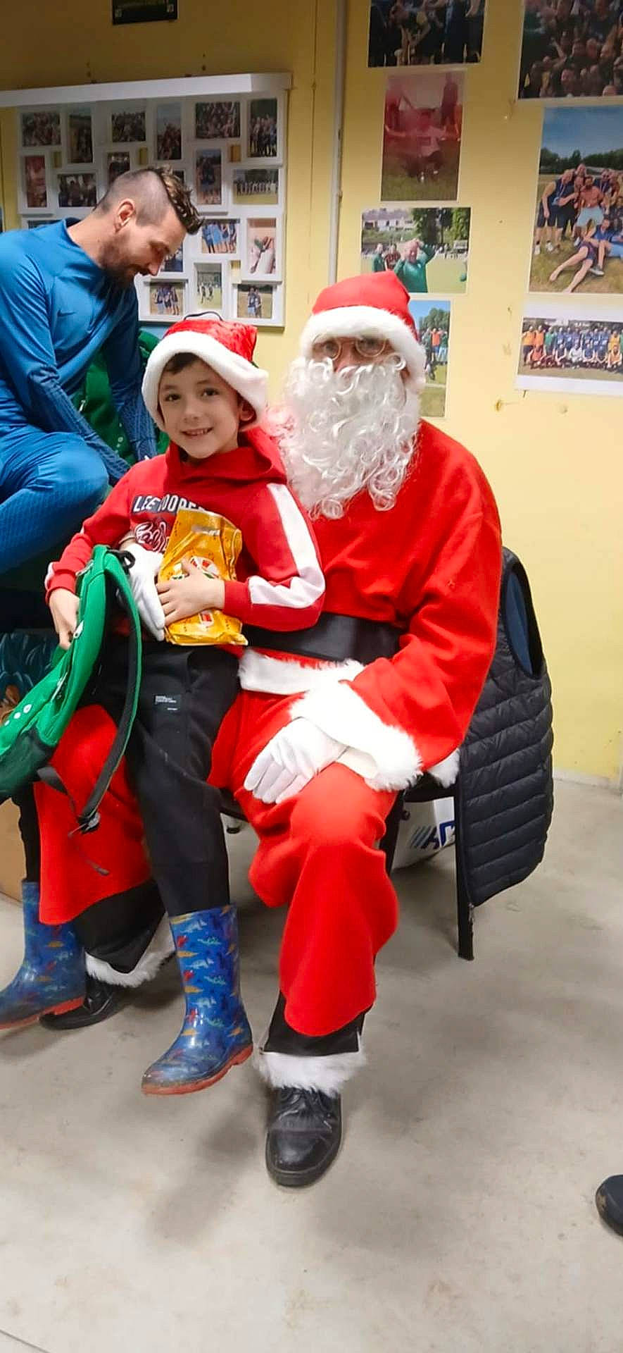 Jayden participe au concours pour gagner de l'argent avec cette photo : adult, art, child, christmas, clothing, coat, costume, face, female, festival, footwear, girl, glove, head, male, man, painting, person, santaclaus, shoe
