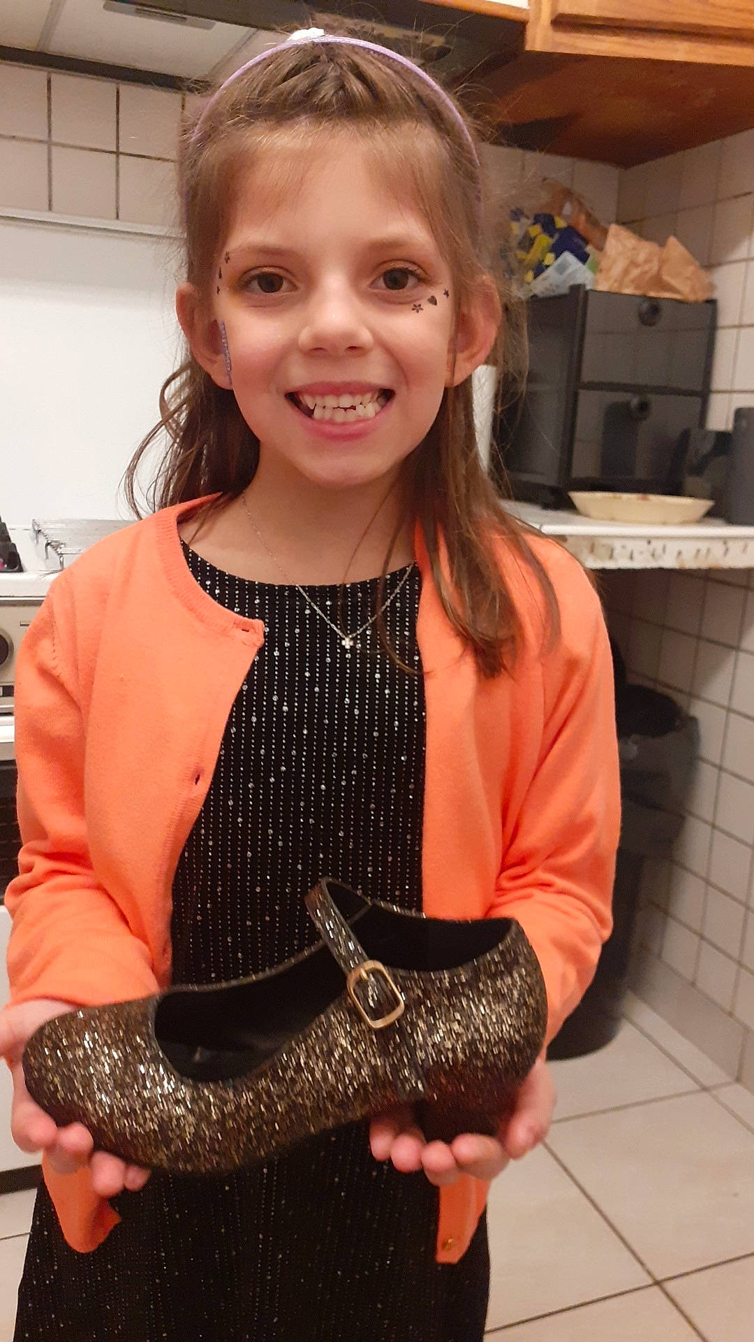 Keyla a rejoint le concours — aidez-le/la à gagner de superbes lots ! accessories, bag, bodypart, child, clothing, face, female, finger, footwear, girl, hand, handbag, head, jewelry, necklace, person, photography, portrait, purse, shoe