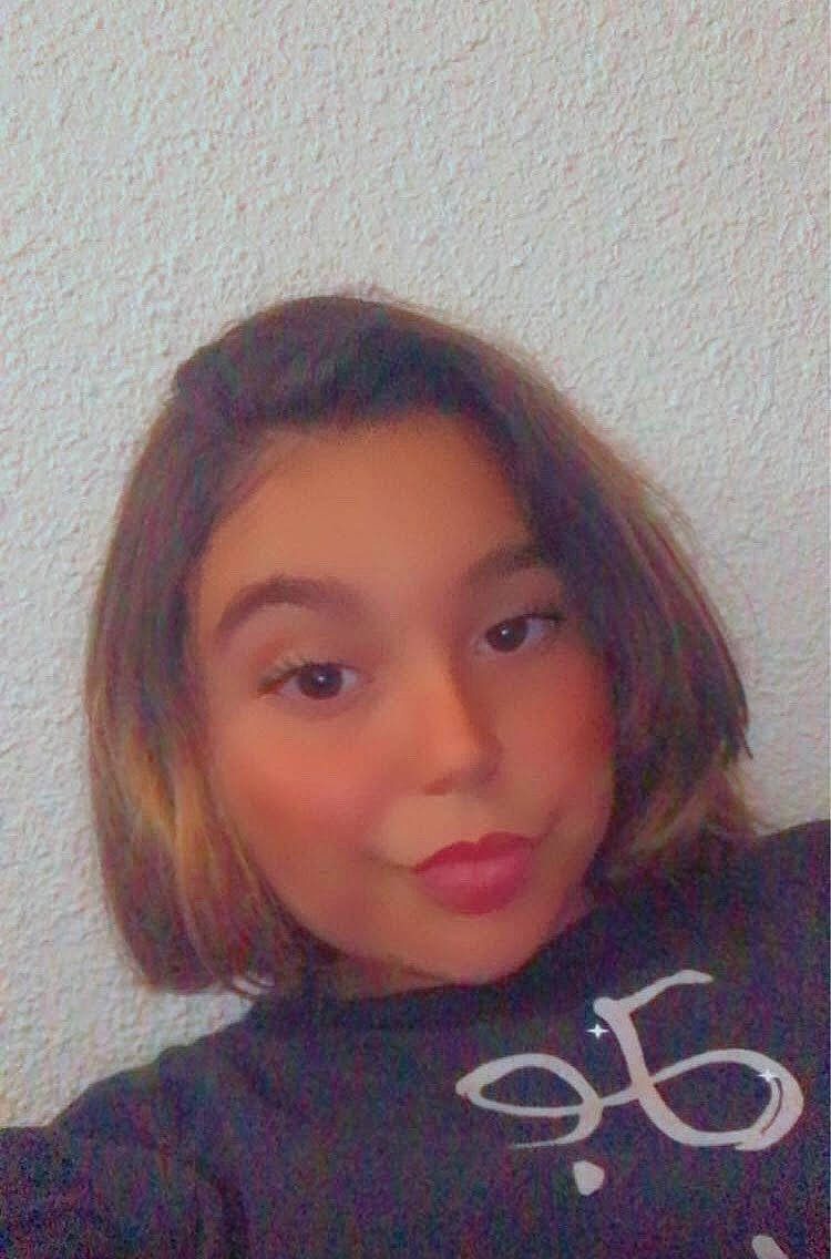 Sarah a rejoint le concours — aidez-le/la à gagner de superbes lots ! bangs, beauty, black_hair, cheek, chin, cool, eyebrow, eyelash, face, forehead, hair, hairstyle, head, iris, jaw, layered_hair, lip, material_property, nose, person