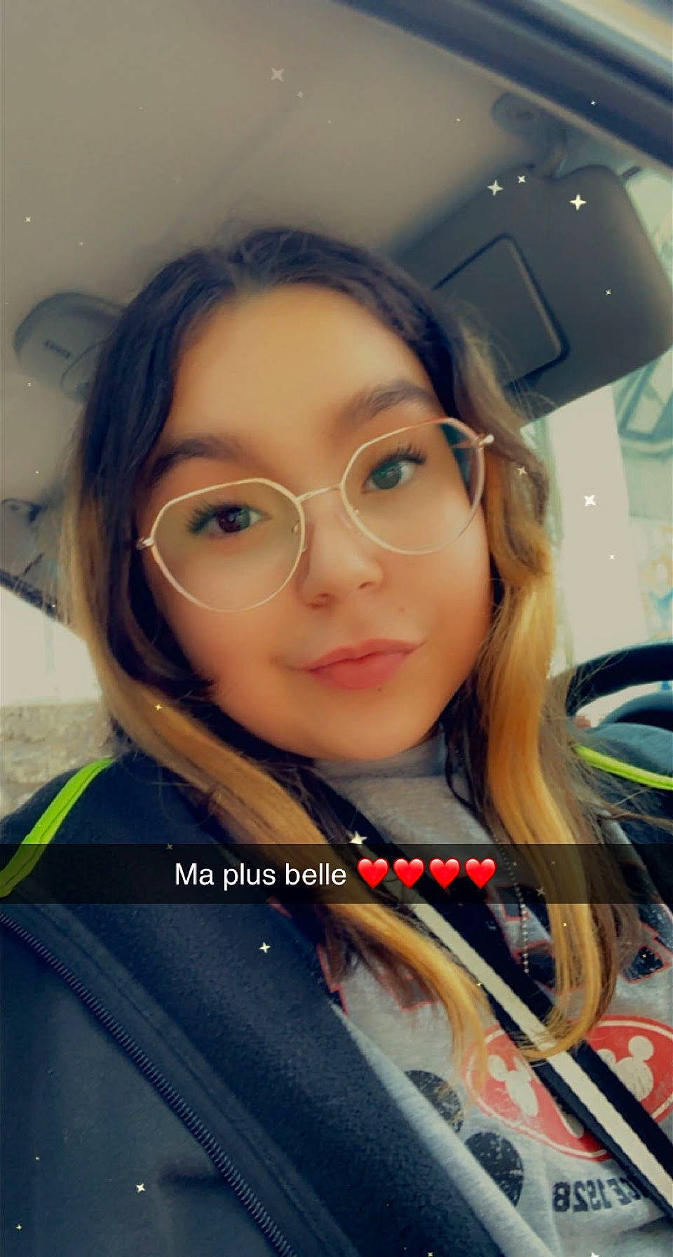 Sarah participe au concours pour gagner de l'argent avec cette photo : audio_equipment, automotive_design, black_hair, chin, cool, electric_blue, eye, eyebrow, eyewear, forehead, glasses, hairstyle, lip, long_hair, person, selfie, skin, smile, street_fashion, travel