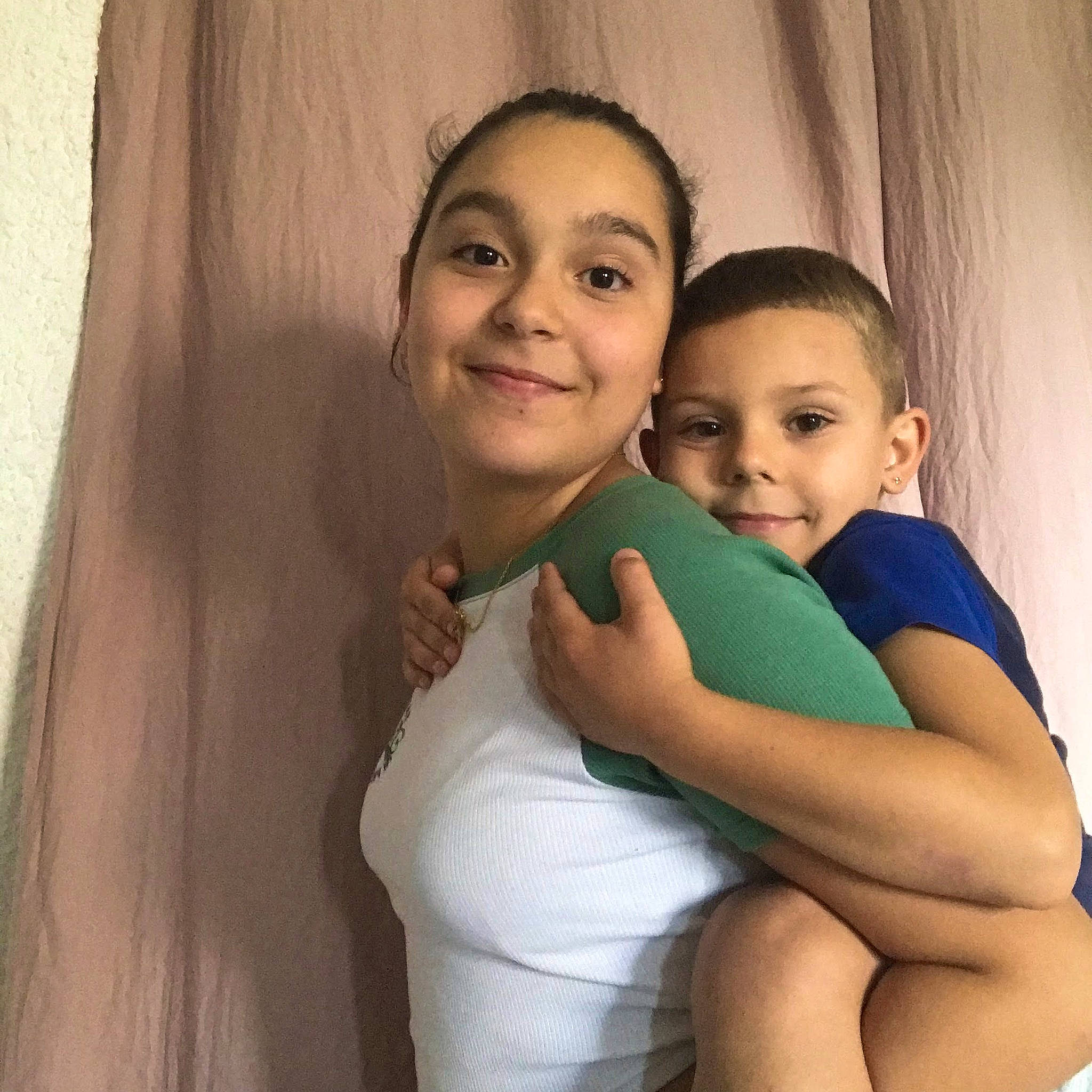 Angelino participe au concours pour gagner de l'argent avec cette photo : comfort, cool, eye, face, flash_photography, friendship, fun, gesture, happy, head, interaction, iris, joy, mammal, neck, people_in_nature, person, skin, smile, standing