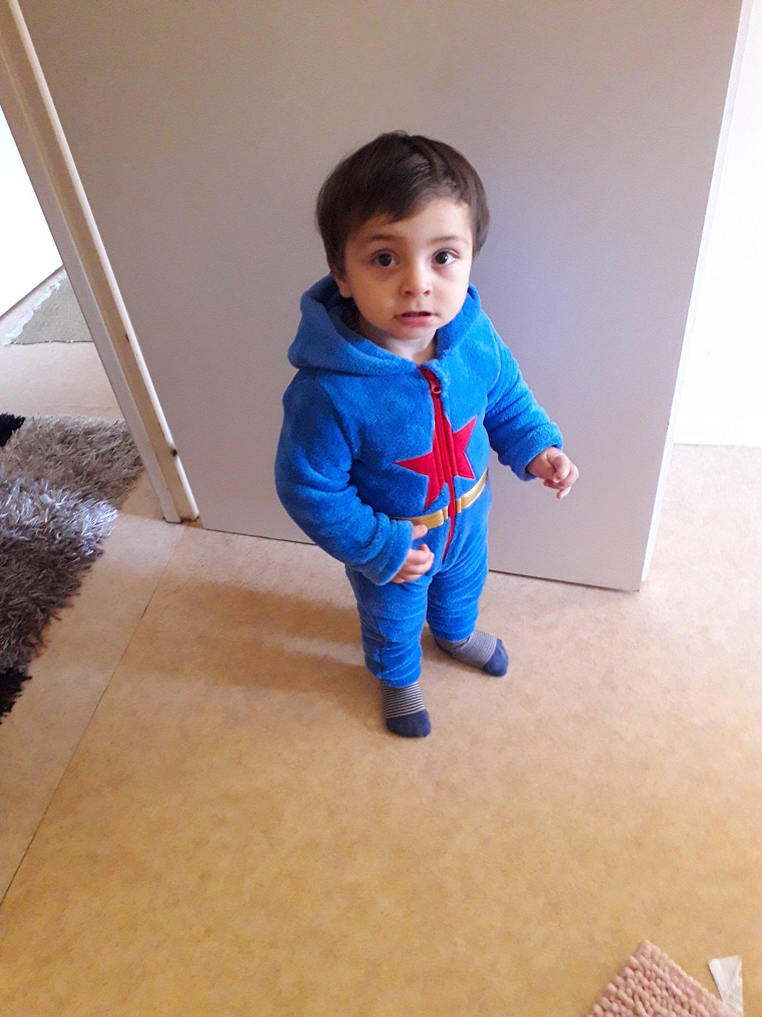 Jackson a rejoint le concours — aidez-le/la à gagner de superbes lots ! baby, baby_toddler_clothing, child, electric_blue, floor, flooring, fun, hardwood, human_body, joint, leg, pattern, person, play, room, sitting, skin, sleeve, toddler, wood