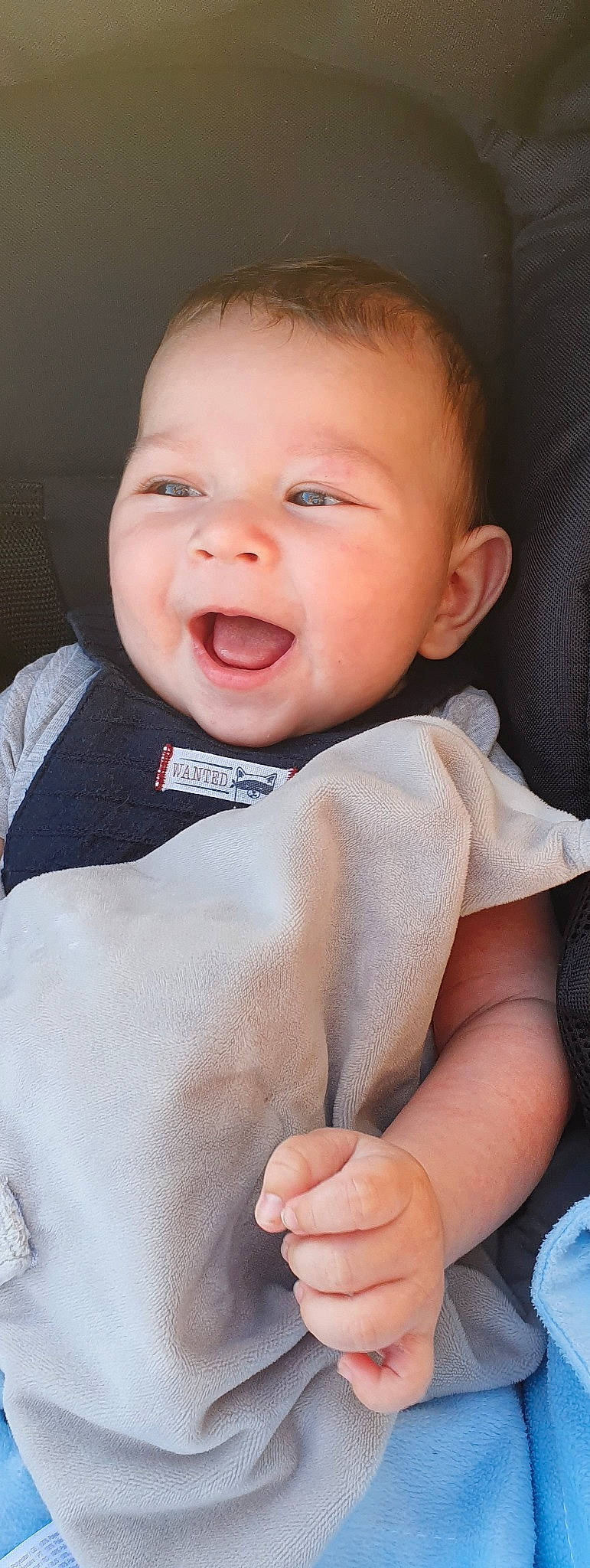 Sinan participe au concours pour gagner de l'argent avec cette photo : baby, baby_making_funny_faces, cheek, child, chin, face, facial_expression, gesture, head, lip, mouth, nose, person, skin, smile, toddler