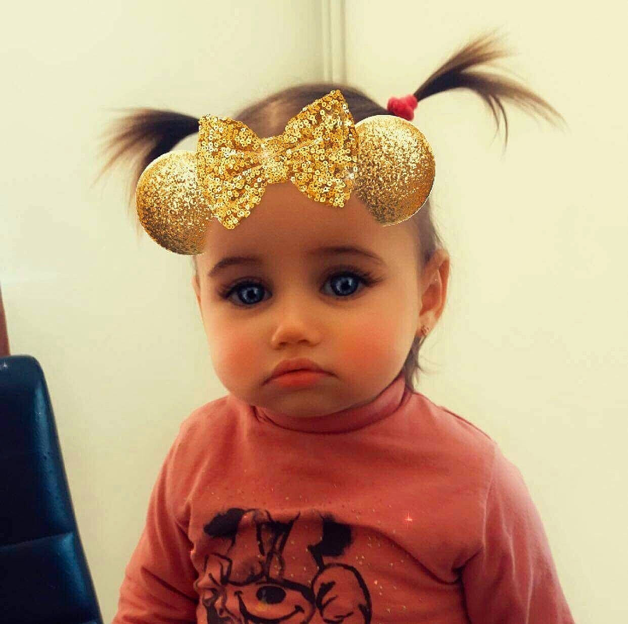 Johanna a rejoint le concours — aidez-le/la à gagner de superbes lots ! baby, child, costume_accessory, crown, ear, face, fashion_accessory, forehead, hair, hair_accessory, hair_tie, hairstyle, head, headband, headgear, headpiece, lip, person, toddler, yellow