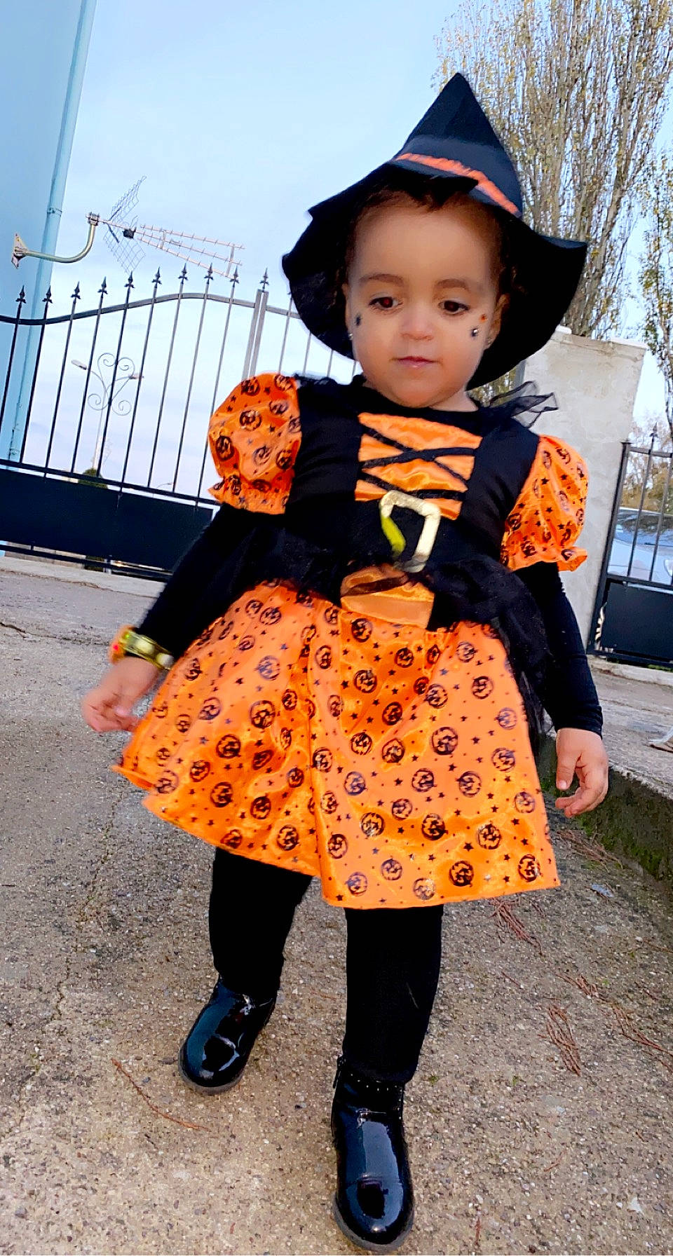 Tracy participe au concours pour gagner de l'argent avec cette photo : baby_toddler_clothing, child, clothing, happy, hat, headgear, orange, outerwear, pattern, people, person, photograph, pumpkin, shoe, sky, sleeve, snapshot, street_fashion, sun_hat, toddler