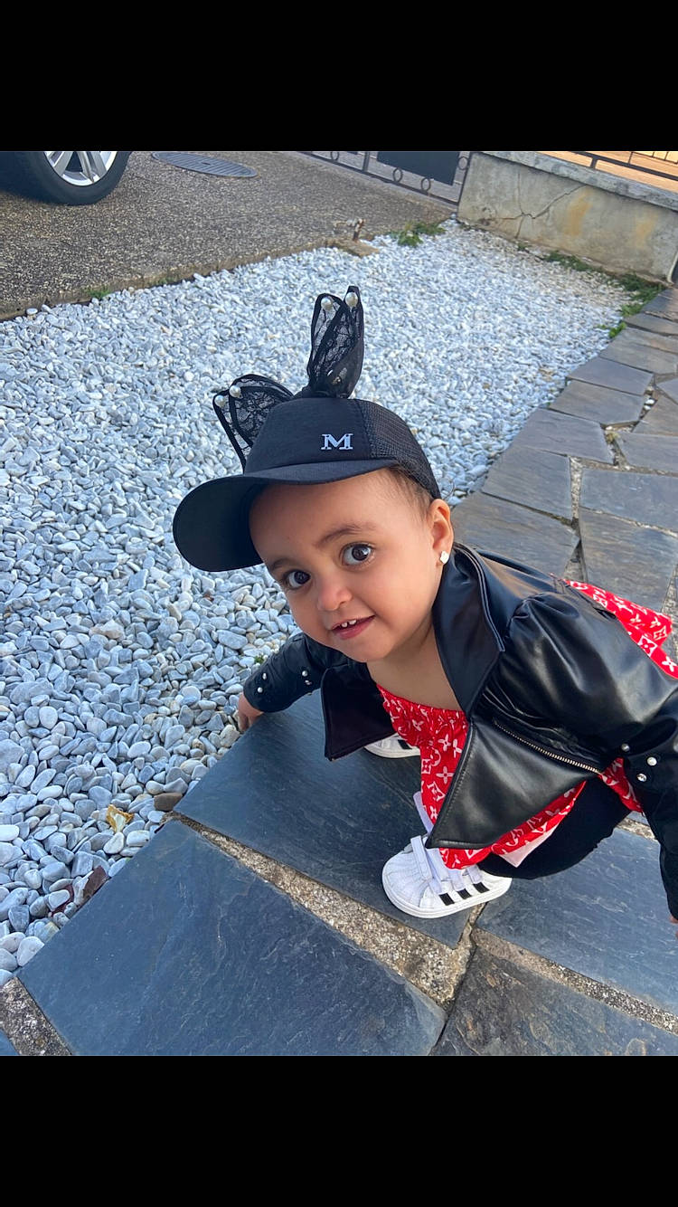 Tracy participe au concours pour gagner de l'argent avec cette photo : asphalt, cap, child, costume, costume_hat, fashion_accessory, flash_photography, happy, hat, headwear, pattern, person, portrait_photography, road_surface, sitting, sleeve, street_fashion, sun_hat, toddler, travel