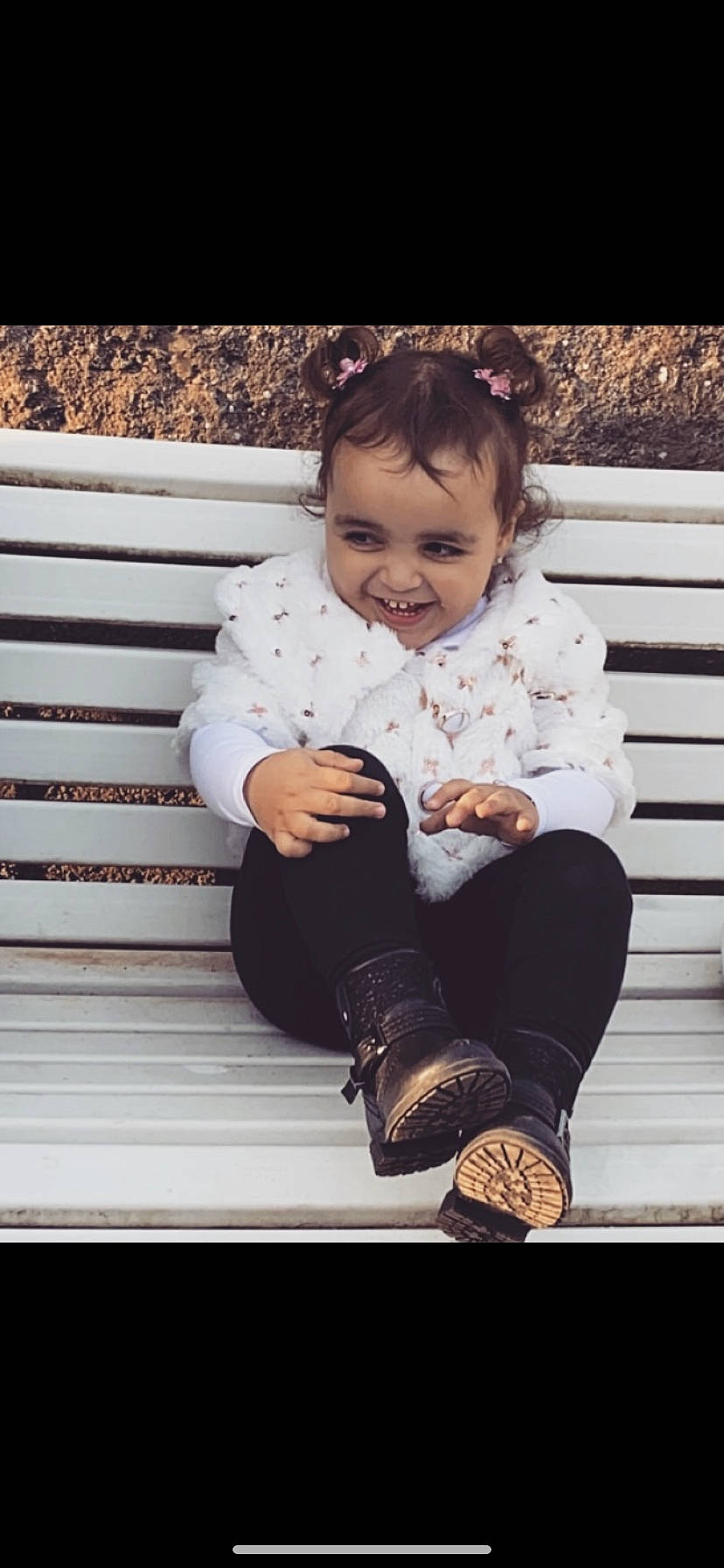 Tracy a rejoint le concours — aidez-le/la à gagner de superbes lots ! baby, baby_toddler_clothing, child, flash_photography, happy, human_leg, jeans, joy, knee, leg, pattern, person, product, sleeve, smile, sneakers, sock, standing, thigh, tints_and_shades