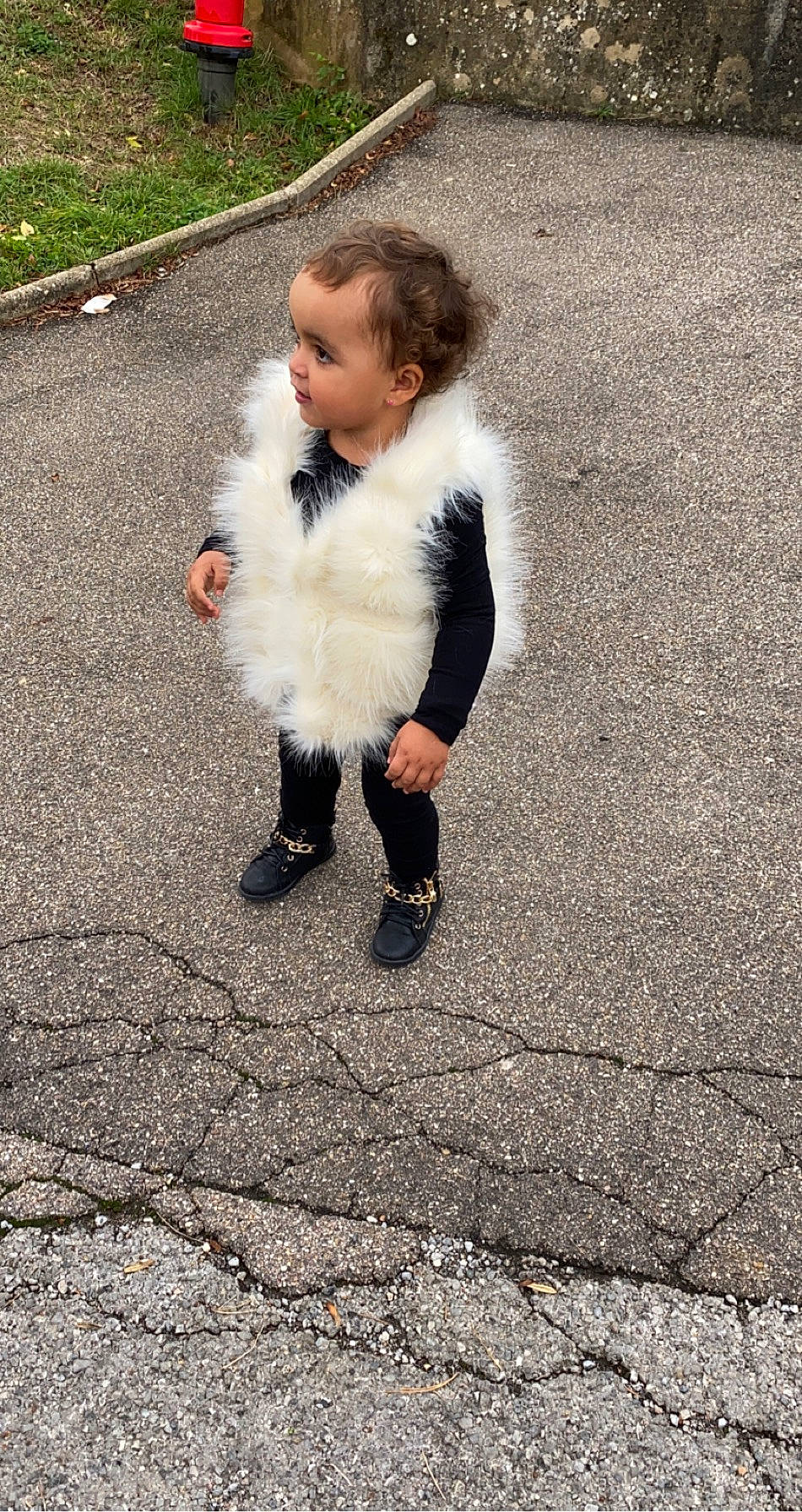 Tracy participe au concours pour gagner de l'argent avec cette photo : asphalt, child, companion_dog, flooring, fun, fur, gesture, glove, grass, human_leg, people_in_nature, person, plant, recreation, road, road_surface, shadow, sidewalk, soil, toddler