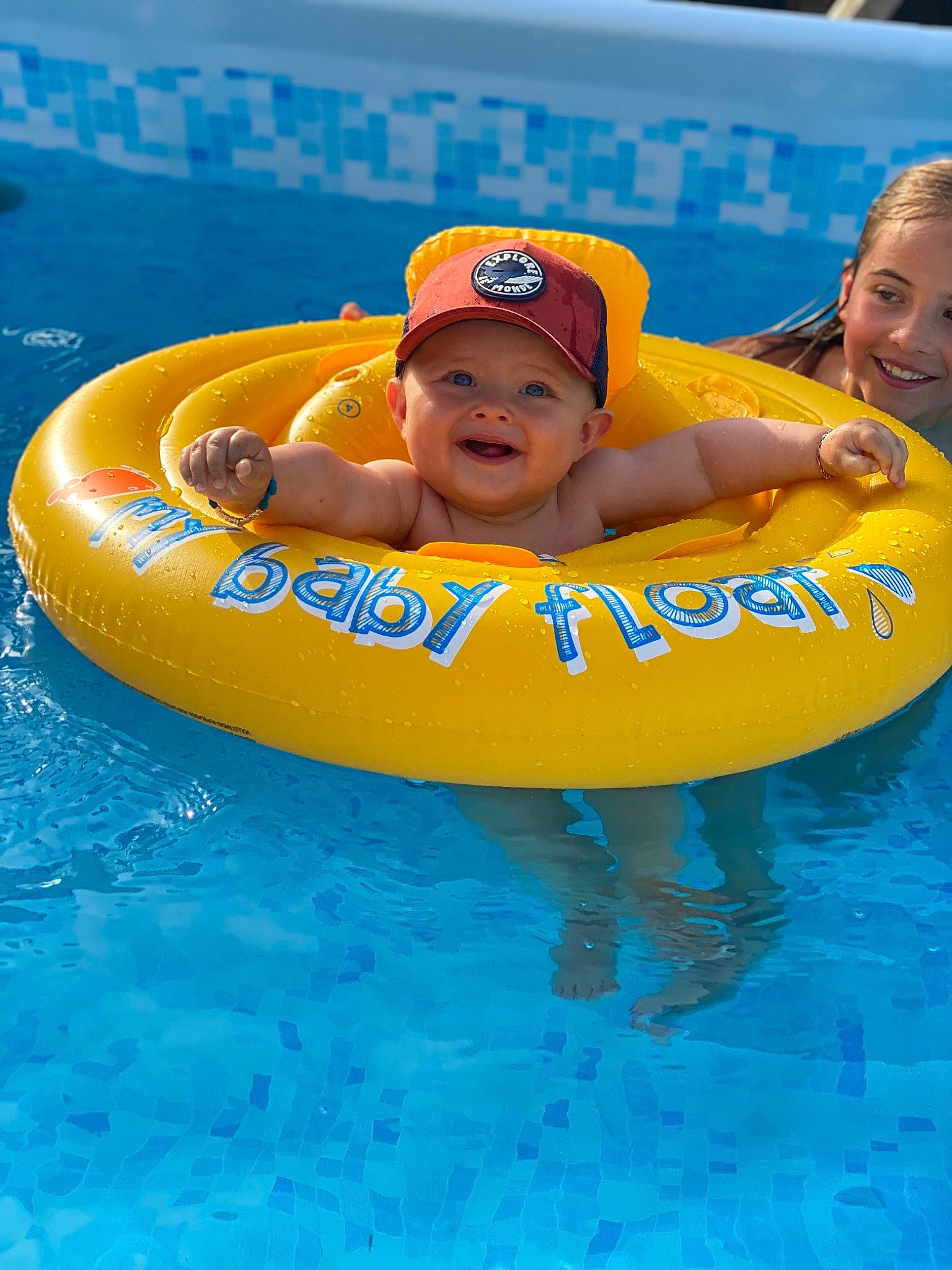 Kyle a rejoint le concours — aidez-le/la à gagner de superbes lots ! aqua, baby, baby_float, baby_products, bathing, blue, face, fun, games, happy, headwear, inflatable, joy, leisure, leisure_centre, nonbuilding_structure, person, personal_protective_equipment, recreation, smile