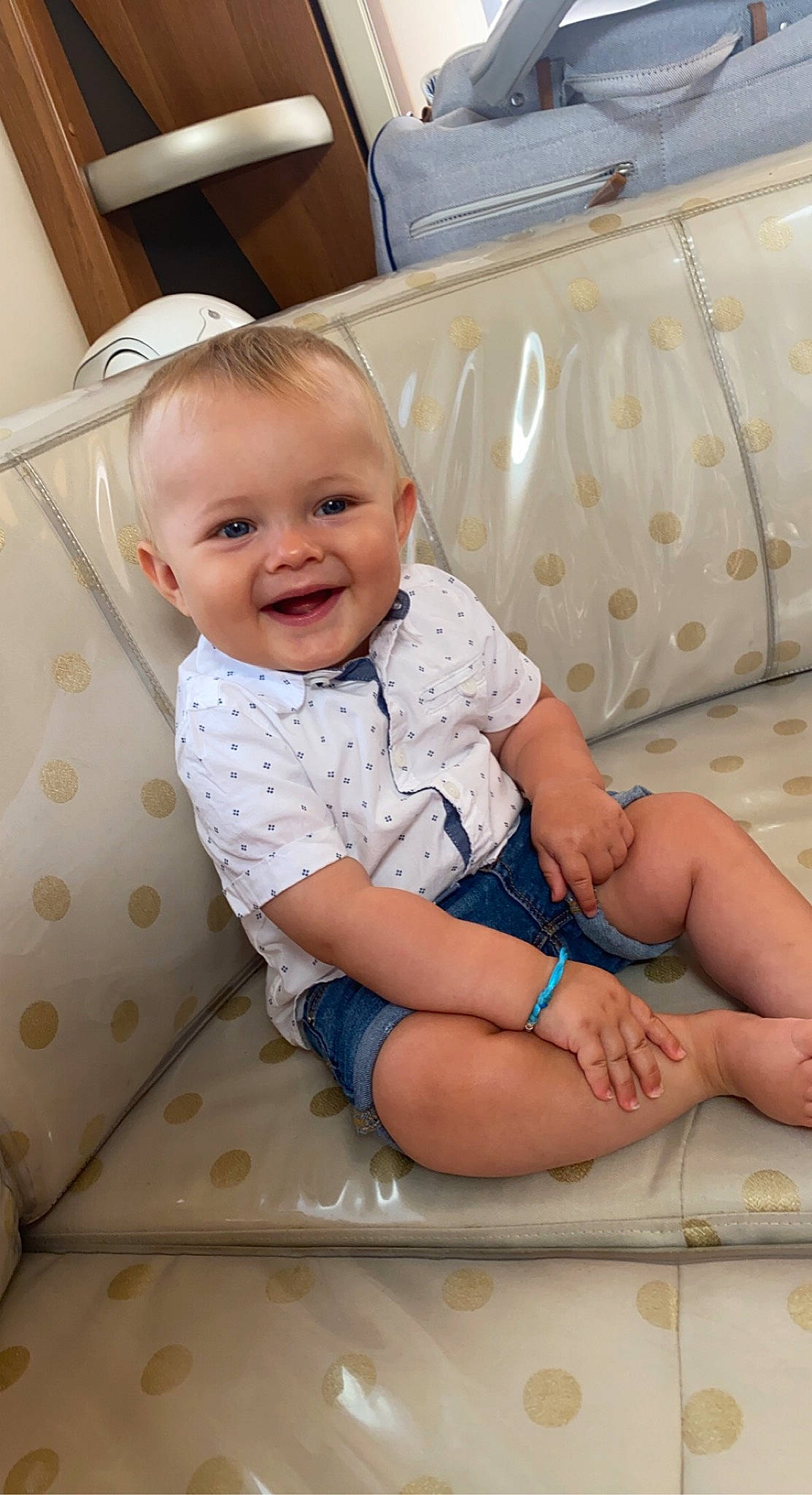 Kyle participe au concours pour gagner de l'argent avec cette photo : baby, baby_toddler_clothing, cheek, child, comfort, couch, finger, foot, fun, happy, human_leg, joy, knee, mouth, pattern, person, sitting, skin, sleeve, smile