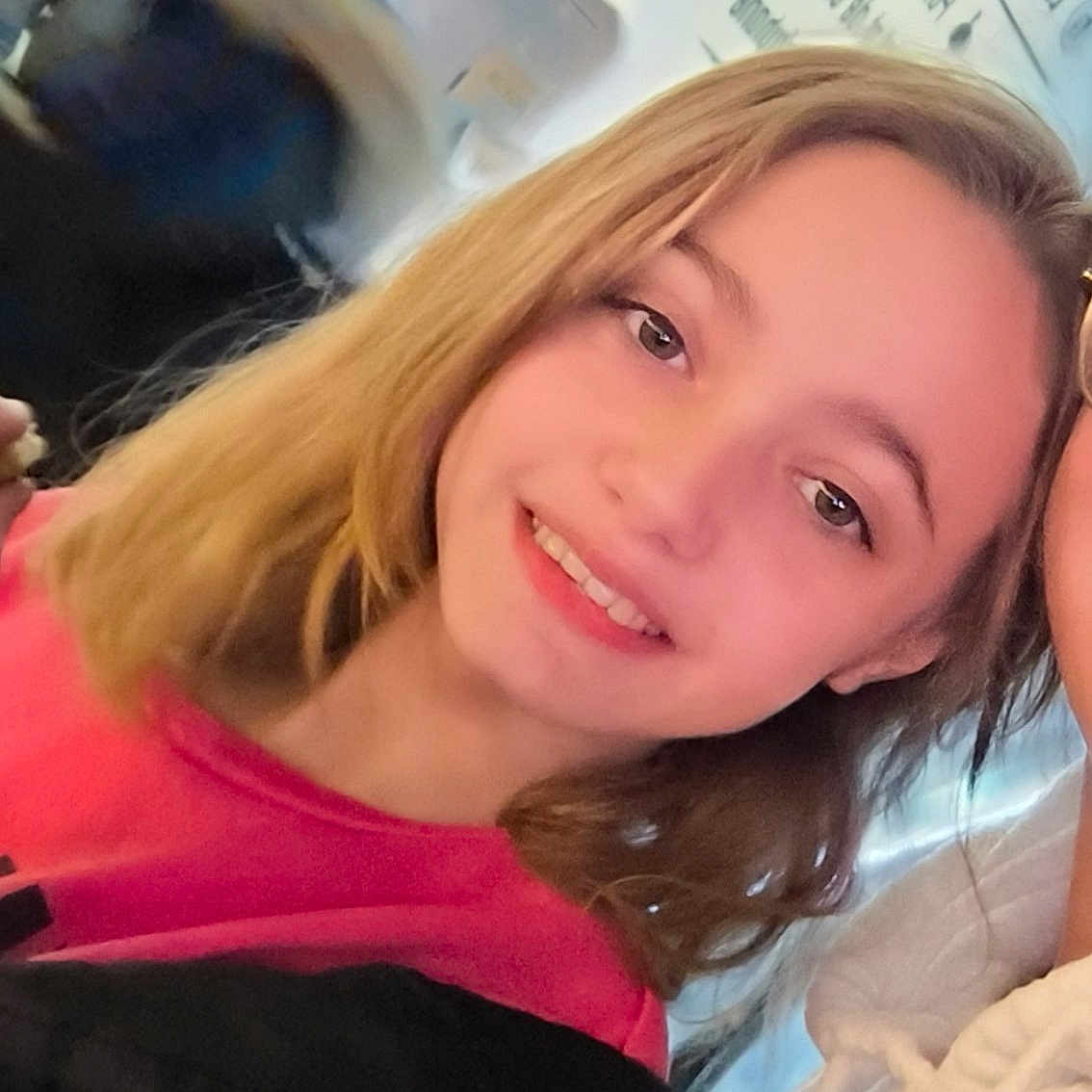 Jade a rejoint le concours — aidez-le/la à gagner de superbes lots ! accessories, blonde, bodypart, earring, face, female, girl, hair, happy, head, jewelry, laughing, mouth, person, photography, portrait, selfie, smile, teen, teeth