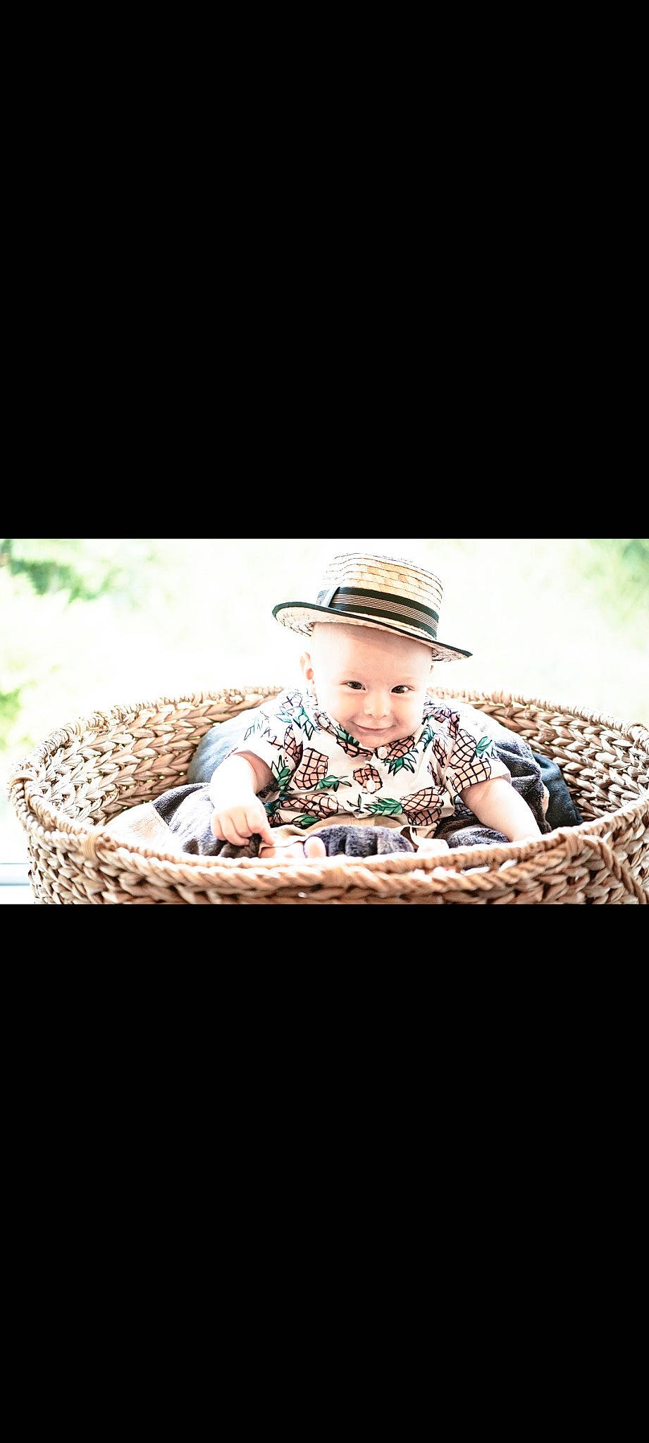 Tys is registered to the contest to win money with this photo: baby, baby_toddler_clothing, cap, comfort, cowboy_hat, fashion_accessory, fedora, flash_photography, grass, happy, hat, headgear, headwear, joy, pattern, person, plant, sitting, sleeve, smile