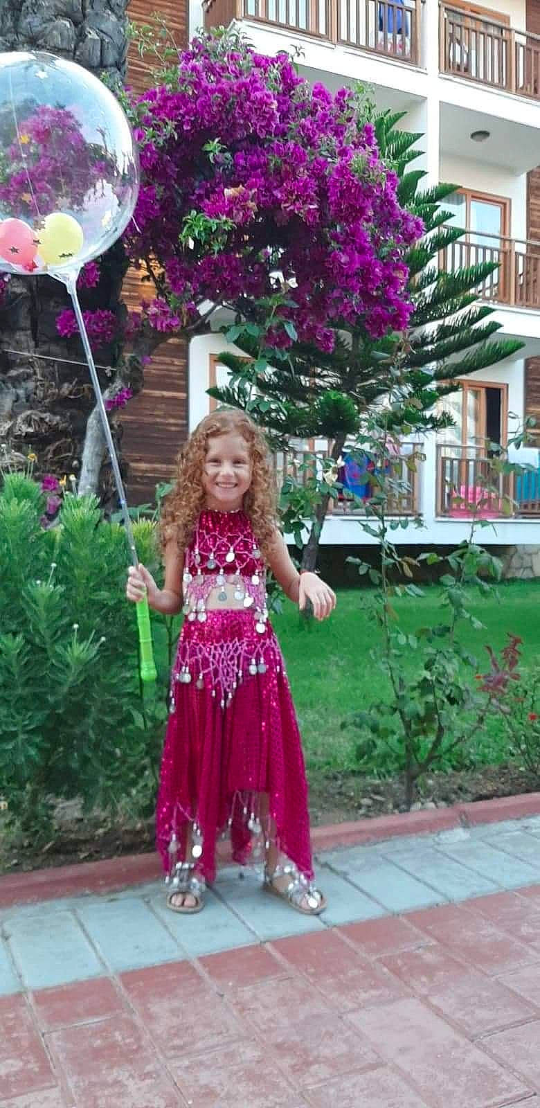 Lina participe au concours pour gagner de l'argent avec cette photo : event, fashion_design, flower, formal_wear, fun, garden, grass, happy, joy, leisure, magenta, person, petal, pink, plant, purple, shrub, smile, summer, toddler