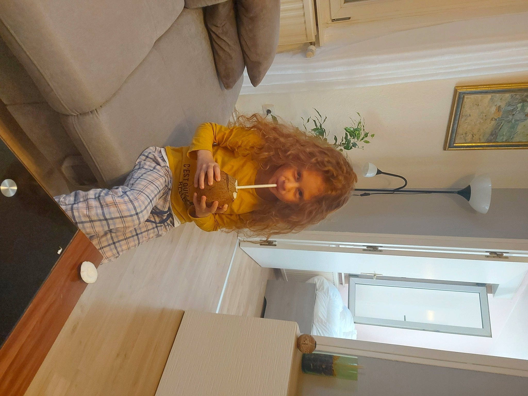 Lina a rejoint le concours — aidez-le/la à gagner de superbes lots ! building, cabinetry, ceiling, countertop, floor, flooring, hardwood, house, houseplant, interior_design, kitchen, orange, person, picture_frame, plant, plywood, room, table, varnish, wood