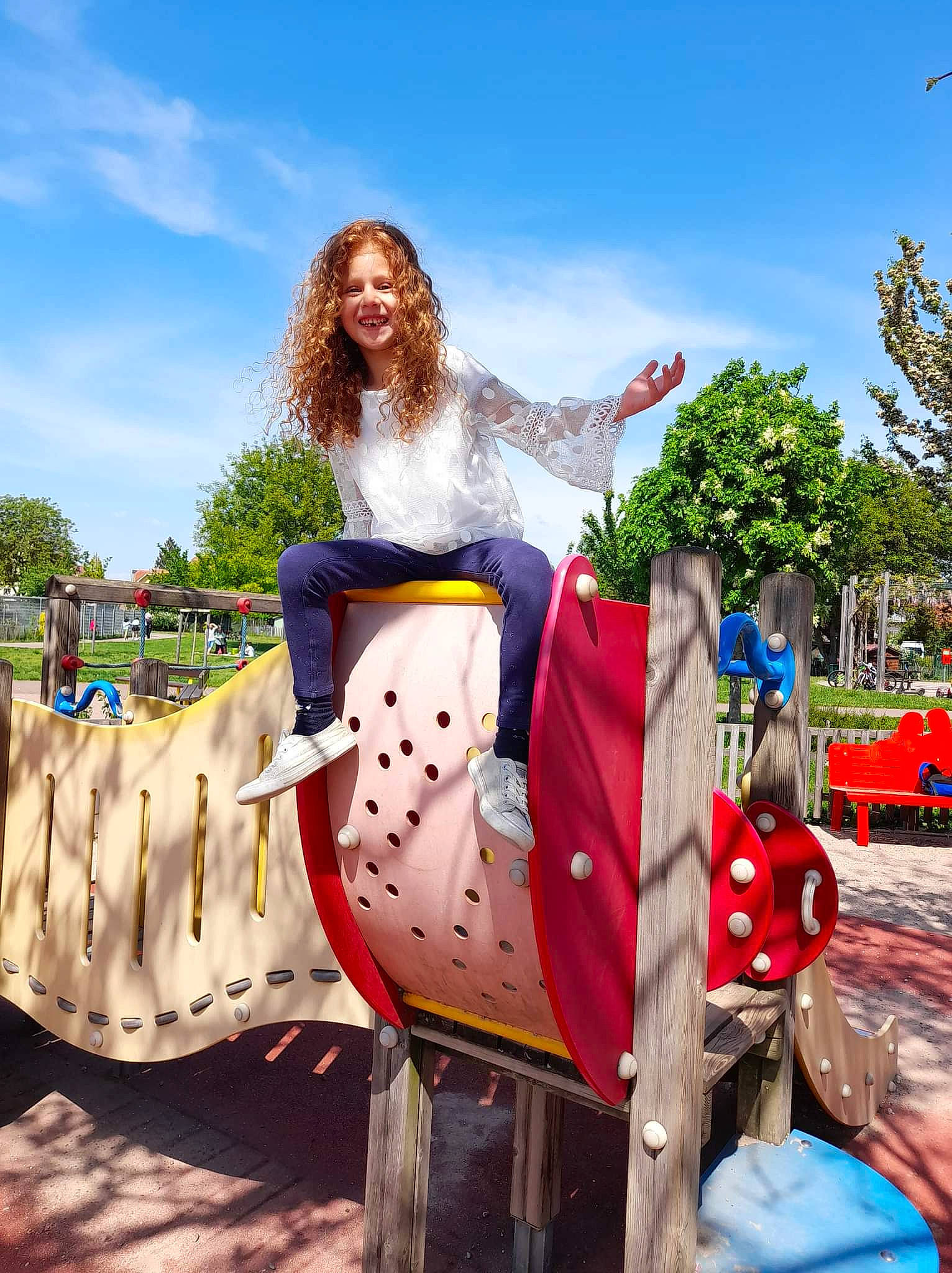 Lina participe au concours pour gagner de l'argent avec cette photo : amusement_ride, chute, city, cloud, event, fawn, fun, joy, leisure, outdoor_play_equipment, outdoor_recreation, person, plant, playground, playground_slide, recreation, sitting, sky, temple, travel