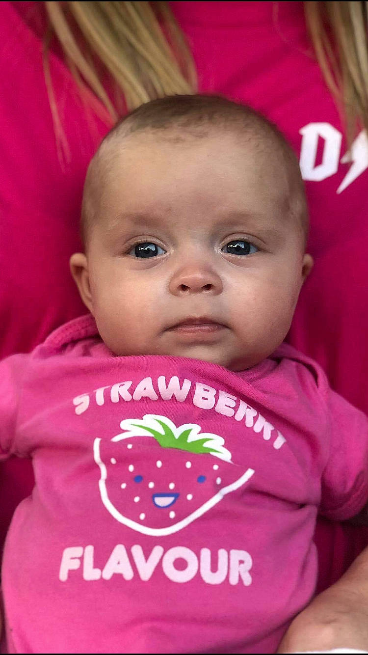 Lena a rejoint le concours — aidez-le/la à gagner de superbes lots ! baby, baby_toddler_clothing, cheek, chin, eyebrow, eyelash, face, facial_expression, happy, iris, lip, mammal, nose, organ, person, pink, product, skin, sleeve, smile