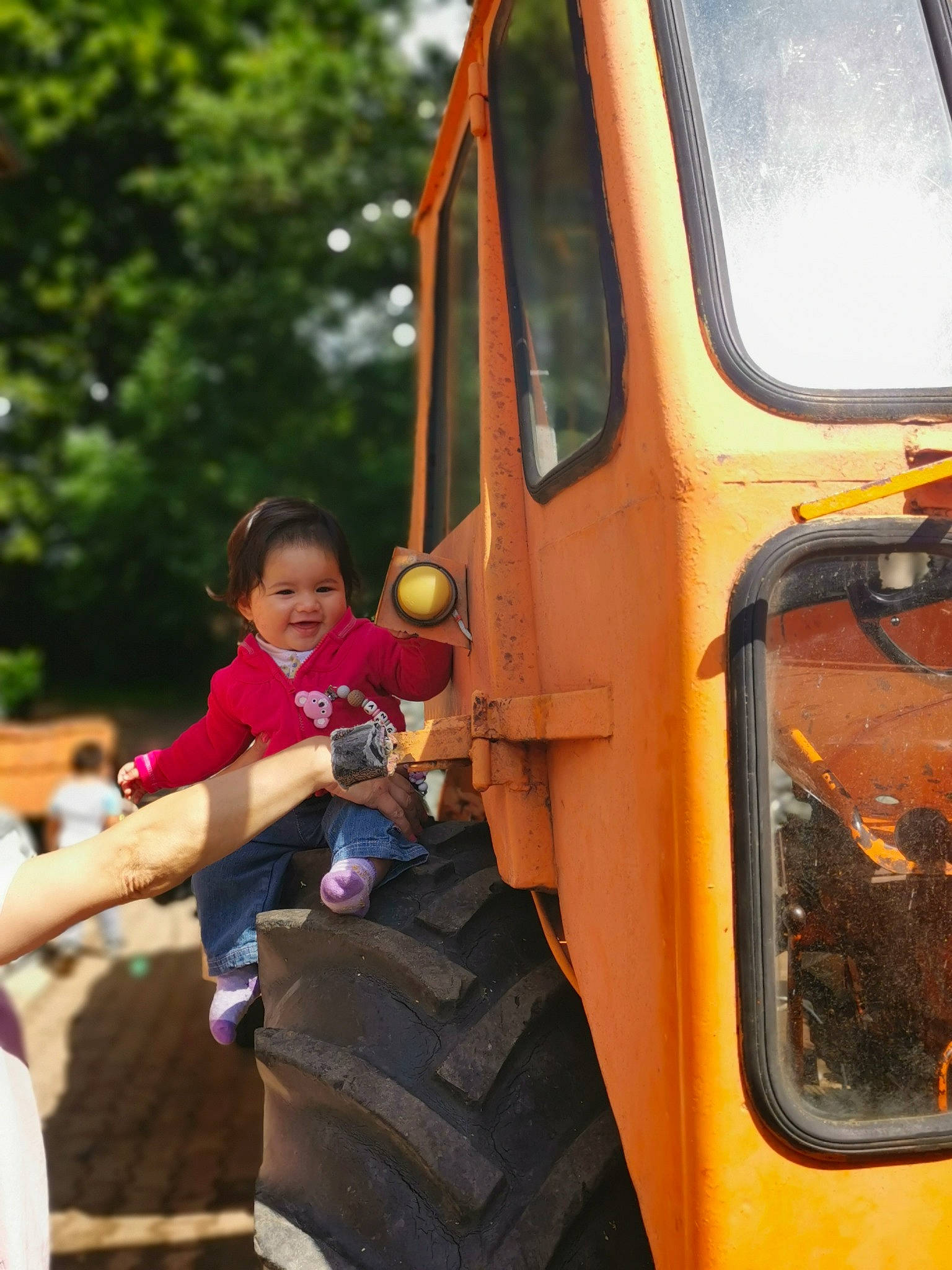 Angelina participe au concours pour gagner de l'argent avec cette photo : asphalt, automotive_exterior, automotive_tire, automotive_wheel_system, bumper, commercial_vehicle, fender, gas, hood, mode_of_transport, motor_vehicle, person, plant, road_surface, shorts, tire, travel, tread, tree, vehicle