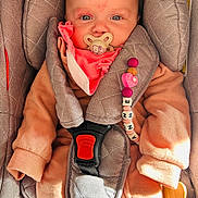 Jeanne participe au concours pour gagner de l'argent avec cette photo : baby, infant, pacifier, car_seat, child, pink_clothing, bead_chain, sitting, face, blue_eyes, soft_toys, childrens_accessories, cute, indoor, portrait, baby_clothes, comfort, young_child, seat_belt, warm_clothing