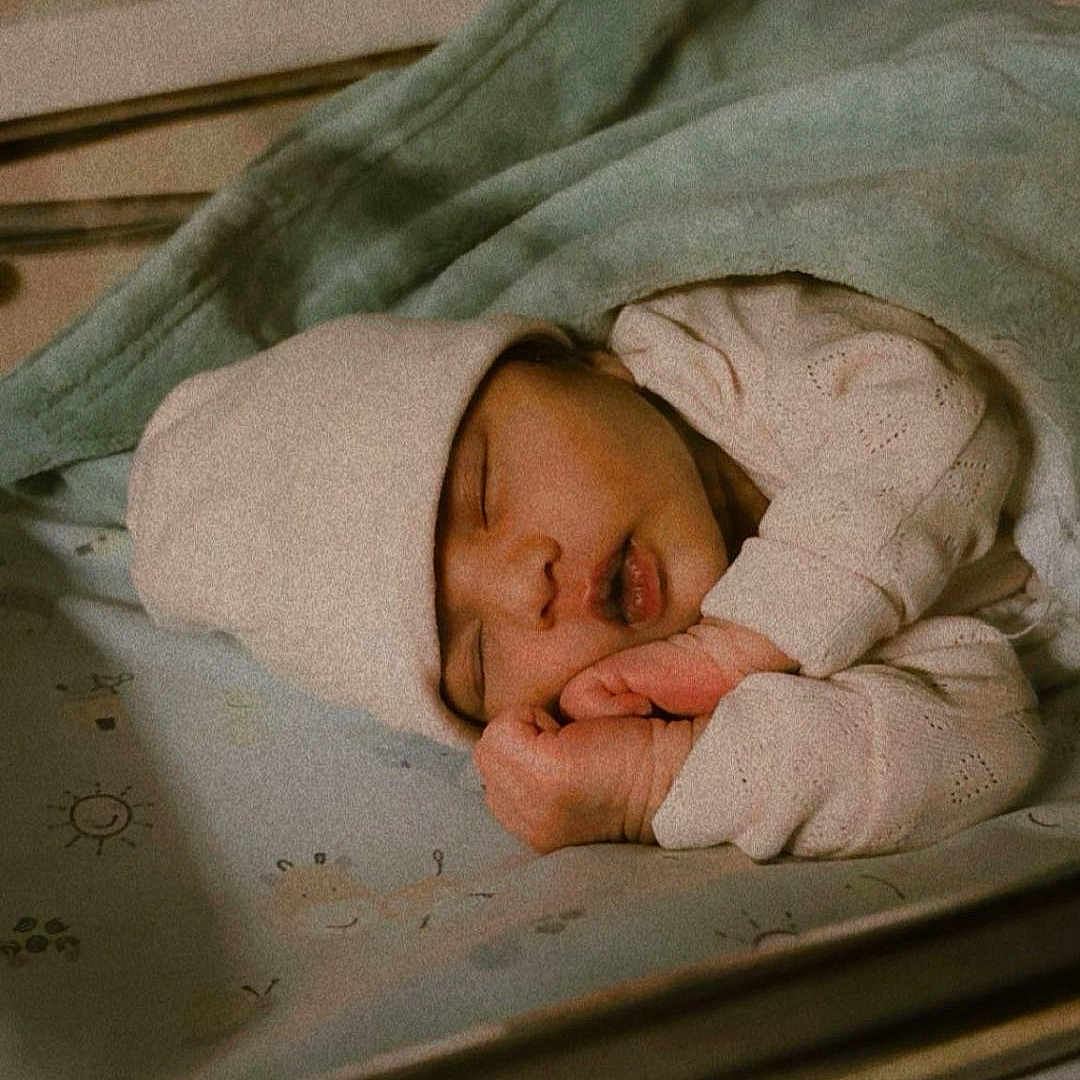 Vamika a rejoint le concours — aidez-le/la à gagner de superbes lots ! baby, bassinet, blanket, child, clothing, cozy, cute, hat, hospital, indoors, infant, newborn, nursery, peaceful, portrait, resting, sleeping, soft, tiny_hands, warm_tones