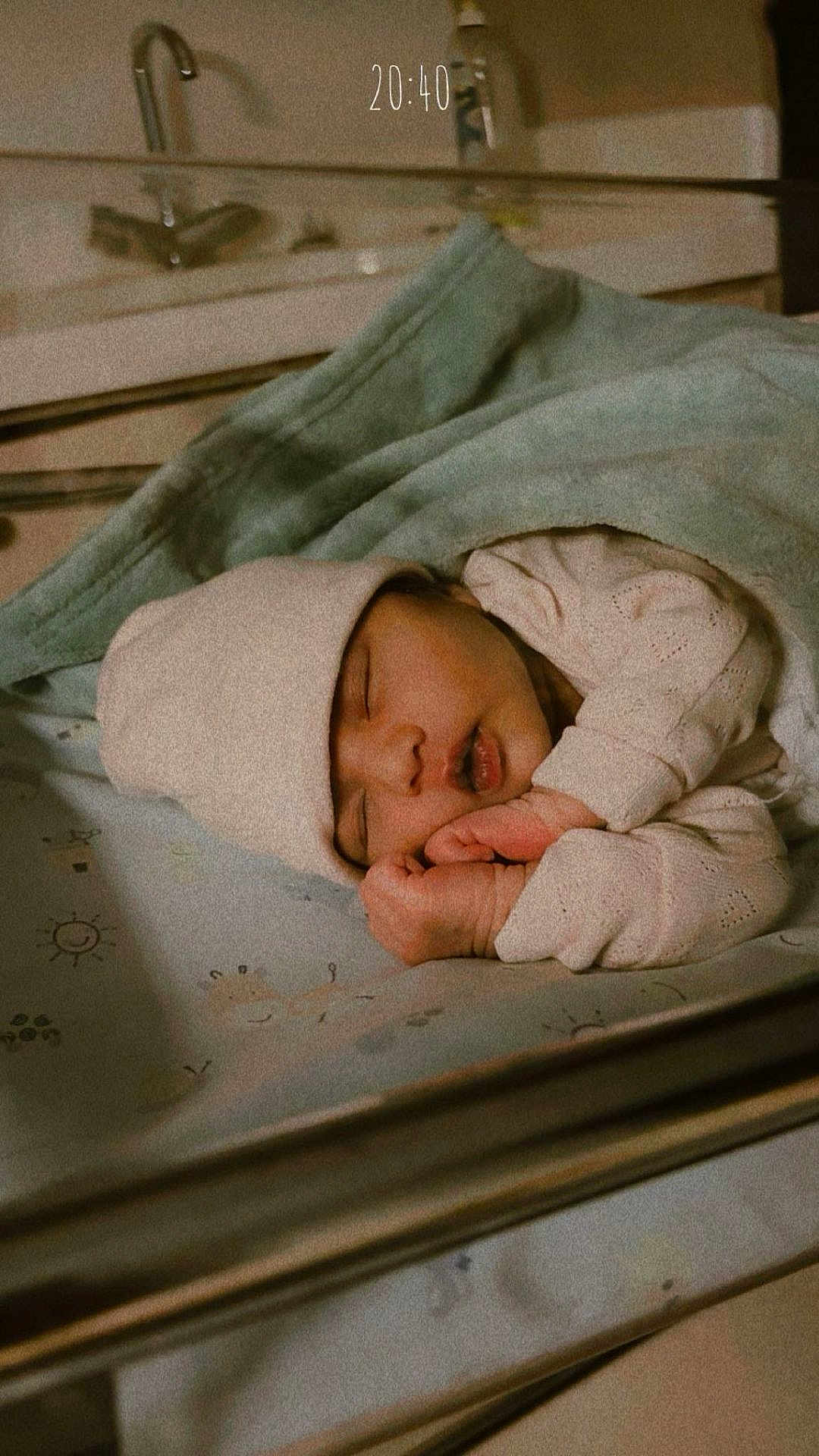 Vamika a rejoint le concours — aidez-le/la à gagner de superbes lots ! newborn, baby, sleeping, hat, blanket, hospital, bassinet, infant, cozy, clothing, peaceful, resting, indoors, soft, cute, tiny_hands, portrait, warm_tones, nursery, child