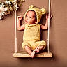 Kayden a rejoint le concours — aidez-le/la à gagner de superbes lots ! baby, infant, child, knitwear, yellow, bear_ears, swing, wooden, flowers, brown_background, cute, portrait, studio_shot, cozy, small_feet, hand_position, expression, soft_lighting, adorable, seated