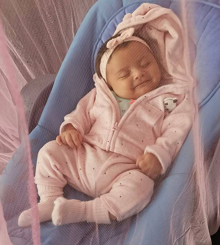 Cintia participe au concours pour gagner de l'argent avec cette photo : baby, baby_products, baby_safety, baby_sleeping, baby_toddler_clothing, bedtime, cheek, child, comfort, happy, head, linens, nap, outerwear, person, sitting, sleep, sleeve, smile, textile