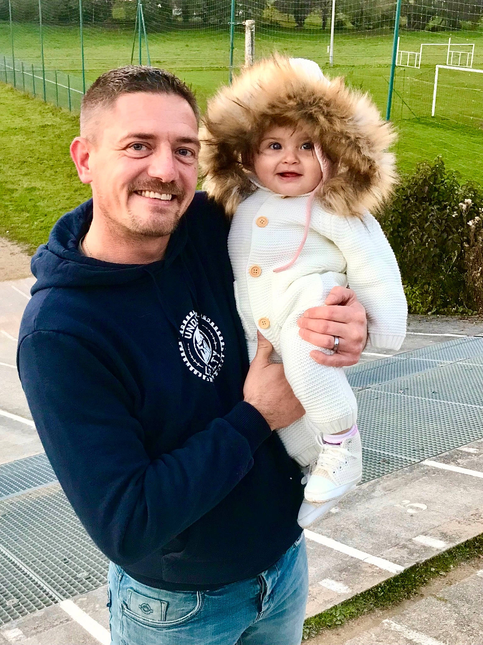 Cintia a rejoint le concours — aidez-le/la à gagner de superbes lots ! beard, child, cool, event, face, friendship, fun, gesture, grass, hair, hand, happy, interaction, jeans, joy, leisure, person, plant, recreation, smile