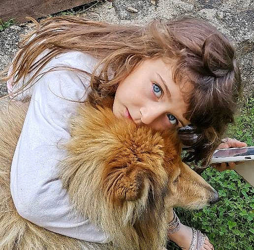 Gwenaelle participe au concours pour gagner de l'argent avec cette photo : big_cats, blond, carnivore, companion_dog, dog_breed, fawn, felidae, fur_clothing, grass, happy, lion, liver, long_hair, masai_lion, people_in_nature, person, snout, surfer_hair, terrestrial_animal, textile