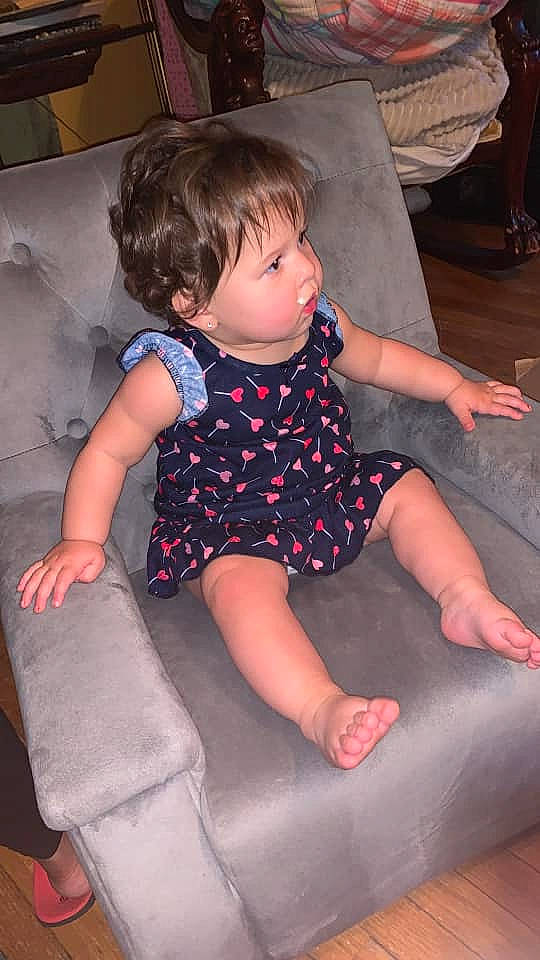 Mariana is registered to the contest to win money with this photo: baby, baby_toddler_clothing, child, leg, person, sitting, toddler