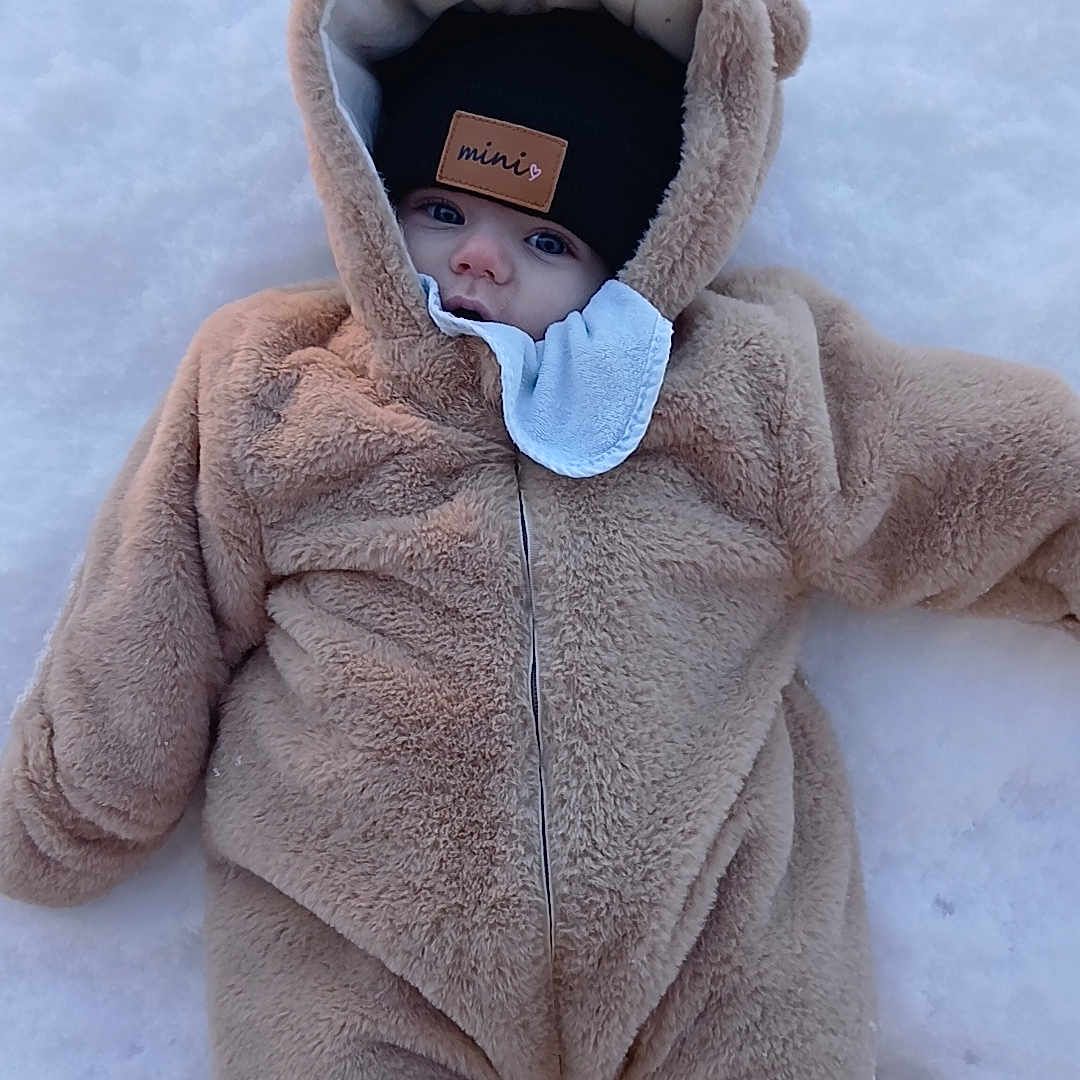 Eliott participe au concours pour gagner de l'argent avec cette photo : adorable, baby, baby_suit, child, cold, cold_weather, cute, face, frozen, fur_suit, hat, infant, lying_down, one_person, outdoor, portrait, snow, warm_clothing, winter, winter_clothing
